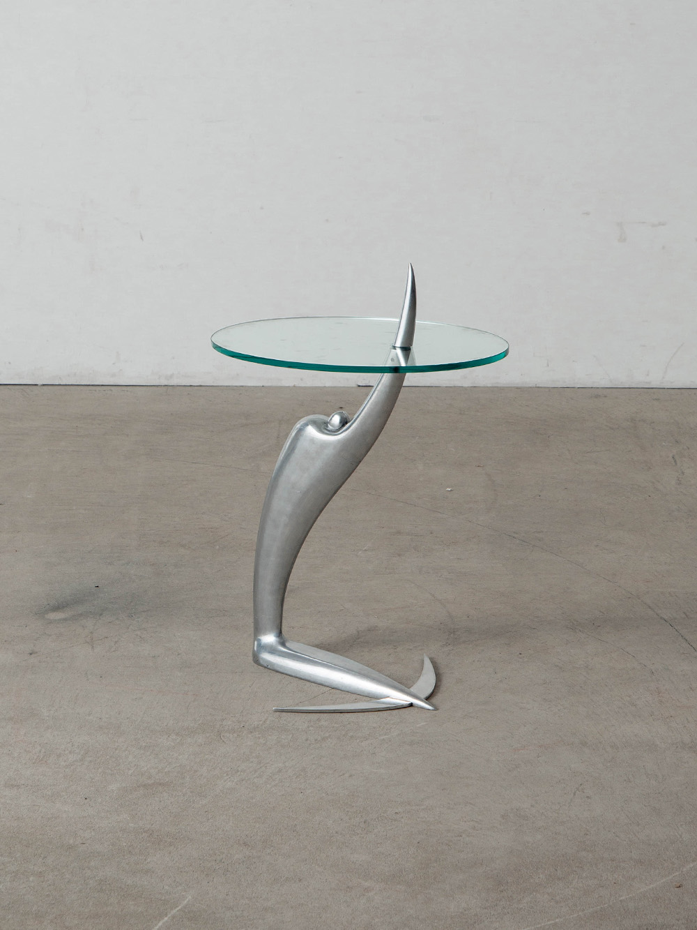 Arcada Swing Table by Pierangelo Caramia for XO in Metal and Glass
Italy , 1980s
イタリアの建築家・デザイナー Pierangelo Caramia（ピエランジェロ・カラミア）によって、フランスの XO社の為にデザインされた Arcada Swing（アルカダ・スウィング） テーブル。
ラウンドガラスの天板と、彫刻的なメタルベースが織りなす、ミニマルな調和が美しいテーブルです。

