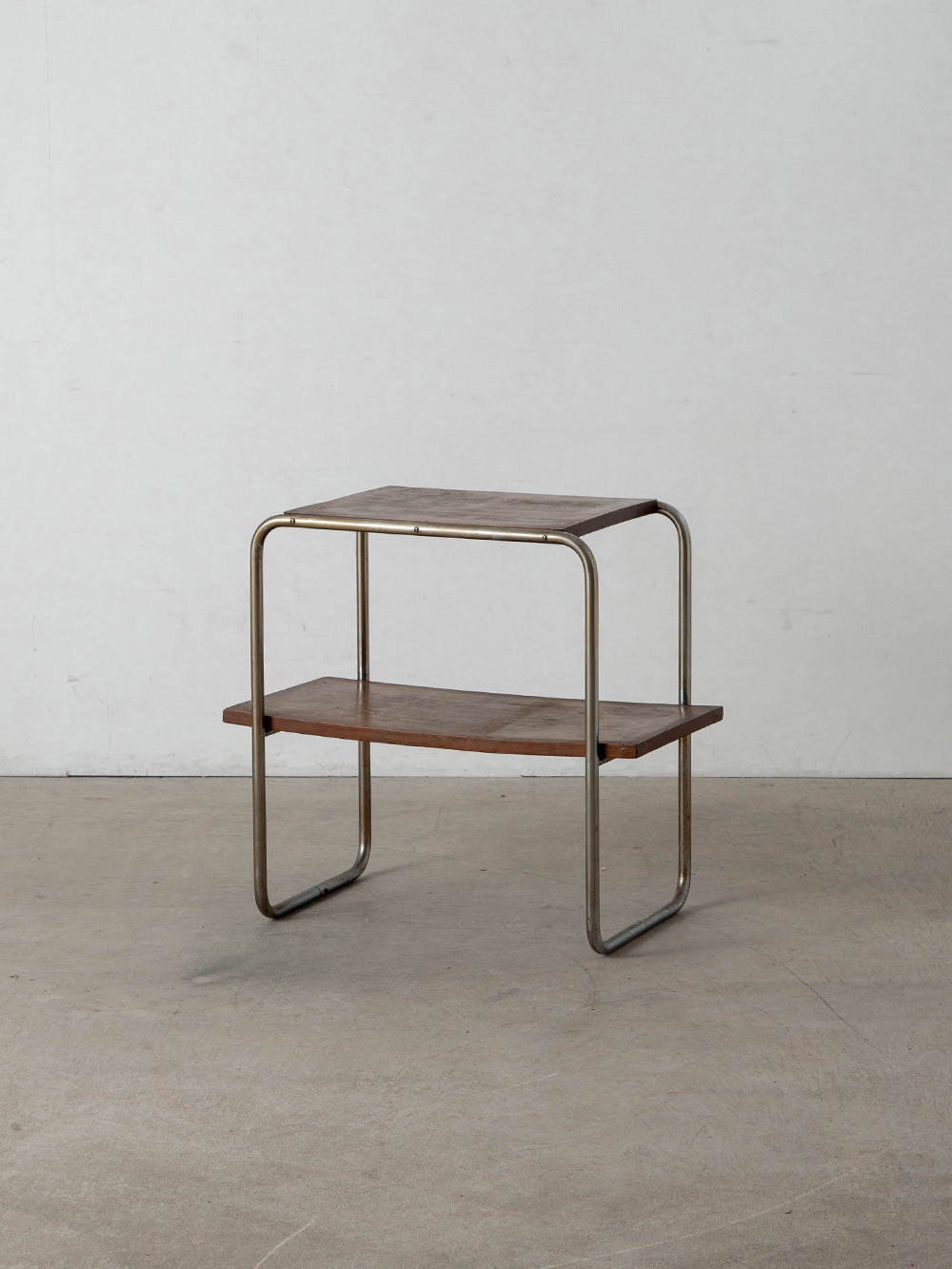B12 Side Table by Marcel Breuer in Wood and Chrome
Germany , 1930s
ドイツの Bauhaus（バウハウス）出身のデザイナー、Marcel Breuer（マルセル・ブロイヤー）によってデザインされた B12 サイドテーブル。
