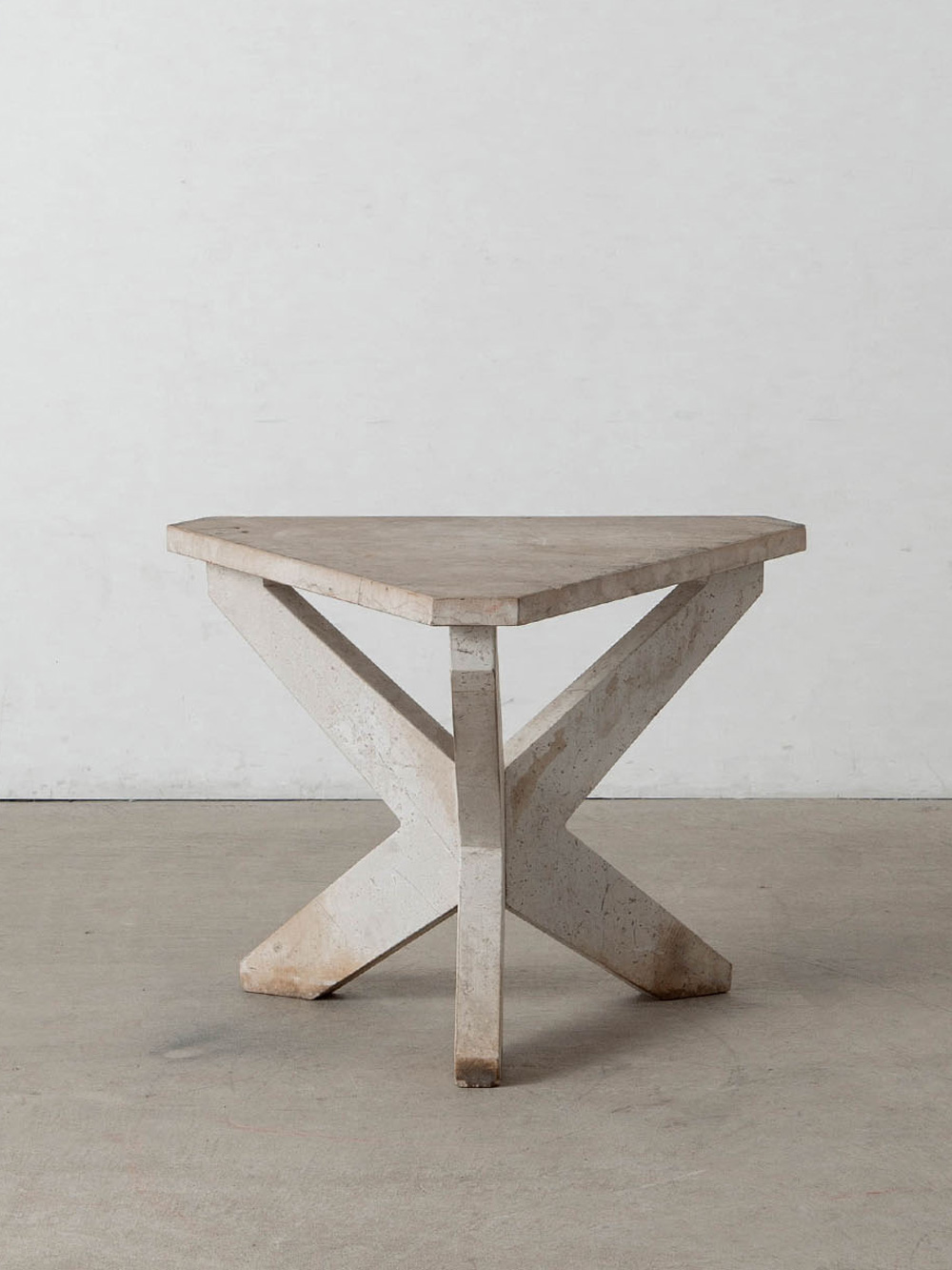 Side Table in Limestone
Italy , 1970s
イタリアより、重厚なライムストーンの石材と、中央で収束する脚部の幾何学的なラインとのコントラストが美しいサイドテーブル。
緻密な計算に基づき組み合わされた支柱は、どの角度から見ても美しいプロポーションです。
