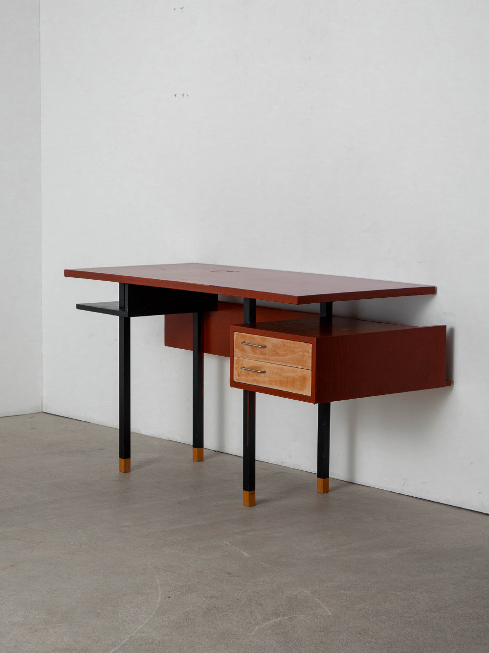 Desk in Wood and Steel
Netherlands , 1960s
オランダより、色彩の鮮やかな配色と、直線的なシルエットのリズム感が心地よいデスク。
引き出しの表面やスチールの支柱にアクセントとして木目を配し、ハンドルにあしらわれた繊細なアーチなど、細部のディテールにまで意匠からこだわりが伝わってきます。
