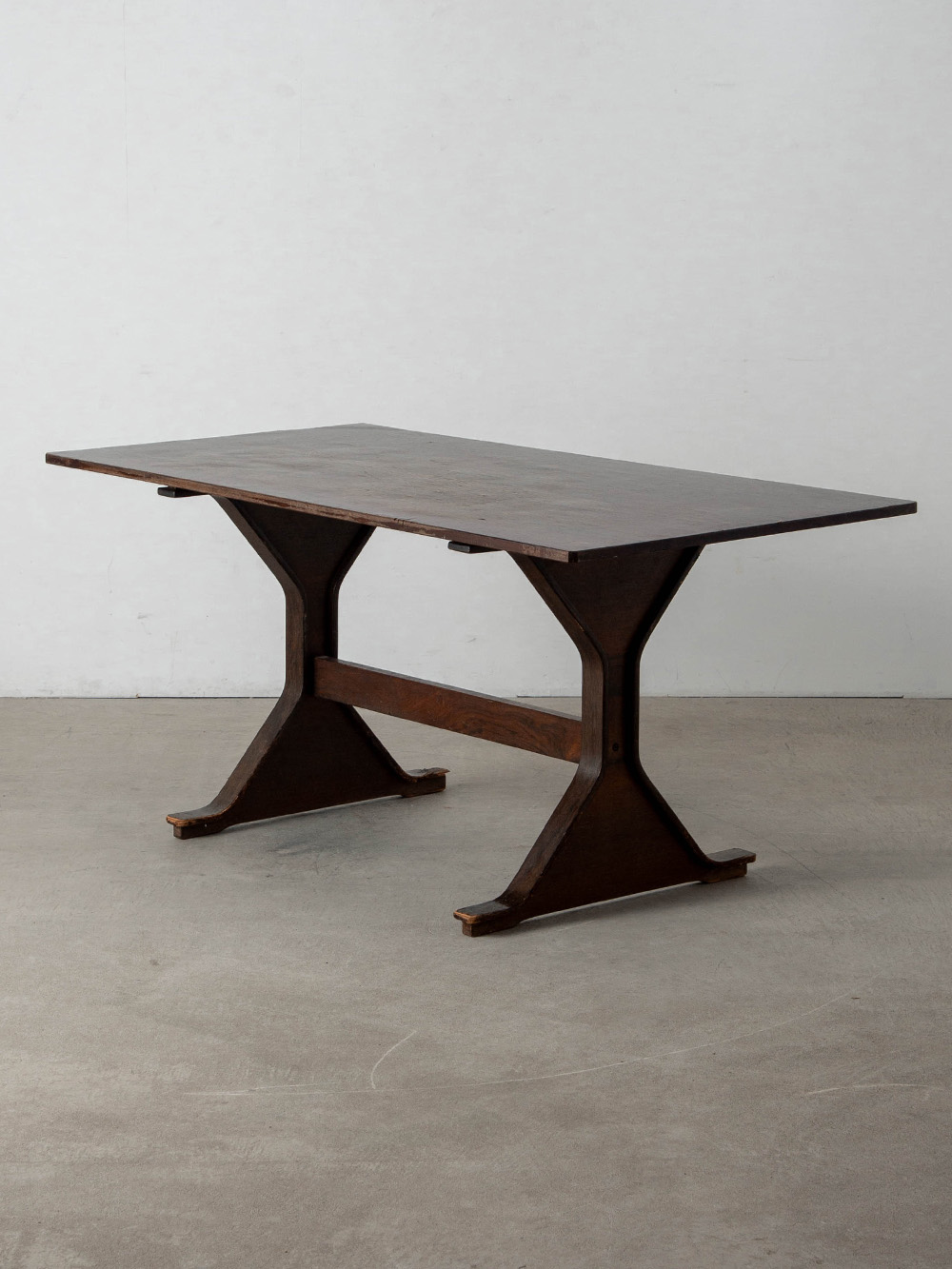 Model 522 Dining Table by Gianfranco Frattini for Bernini in Rosewood
Italy , 1960s
イタリアの建築家 Gianfranco Frattini（ジャンフランコ・フラッティーニ）によって、同国のBernini（ベルニーニ）社のためにデザインされた Model 522 ダイニングテーブル。
アワーグラス型フォルムの脚部が特徴で、こちらは希少な長方形デザインのモデルとなります。
