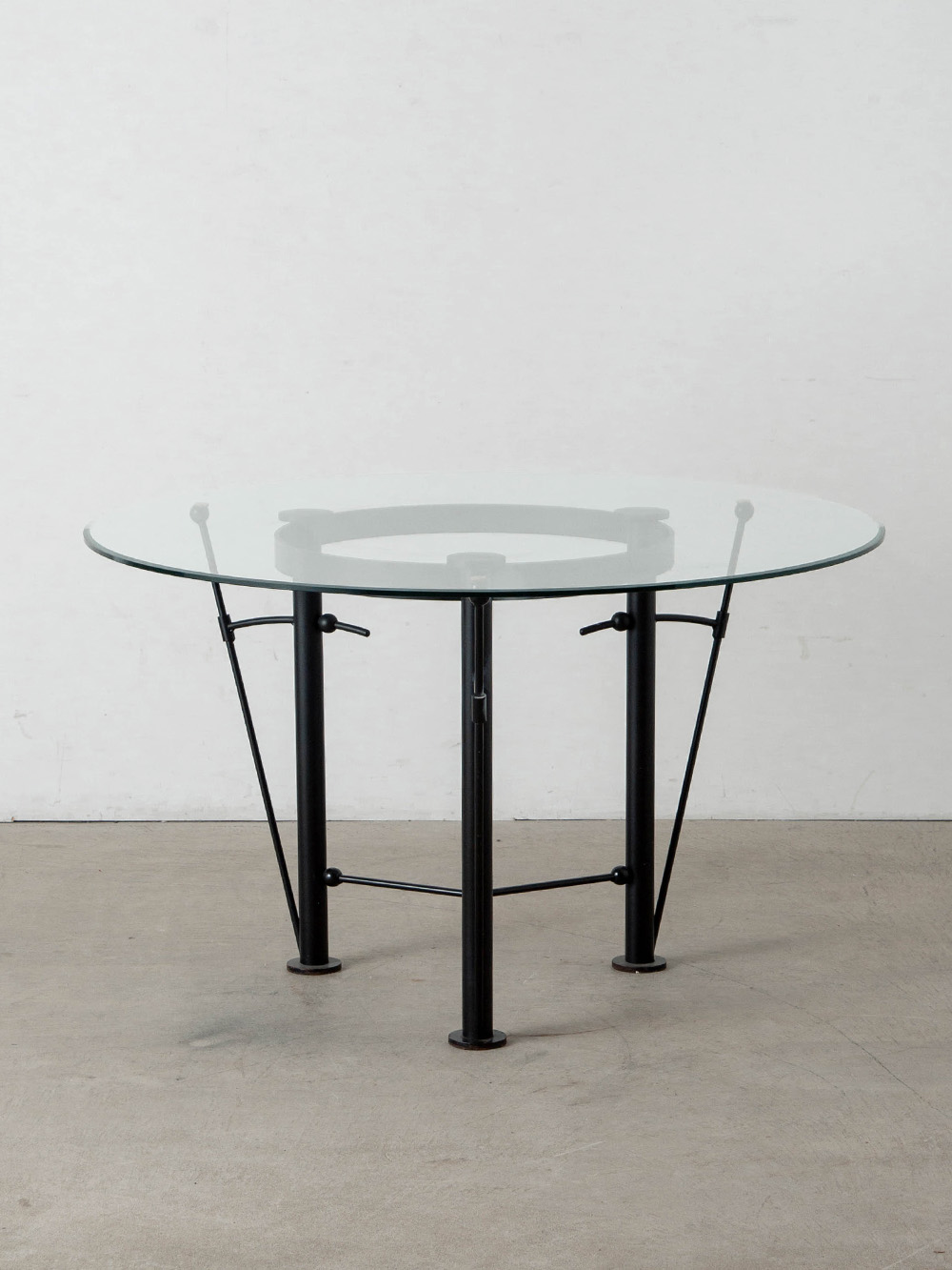 Washington Dining Table by Jean-Michel Wilmotte in Glass and Steel
France , 1980s
フランスの建築家・デザイナー Jean-Michel Wilmotte（ジャン・ミシェル・ヴィルモット）によって、ワシントンD.C.のフランス大使館のためにデザインされた Washington (ワシントン) ダイニングテーブル。
スチールロッドと球体ジョイントによる構成が全体にリズミカルな印象を与え、ガラス天板との軽やかな調和が美しいテーブルです。
