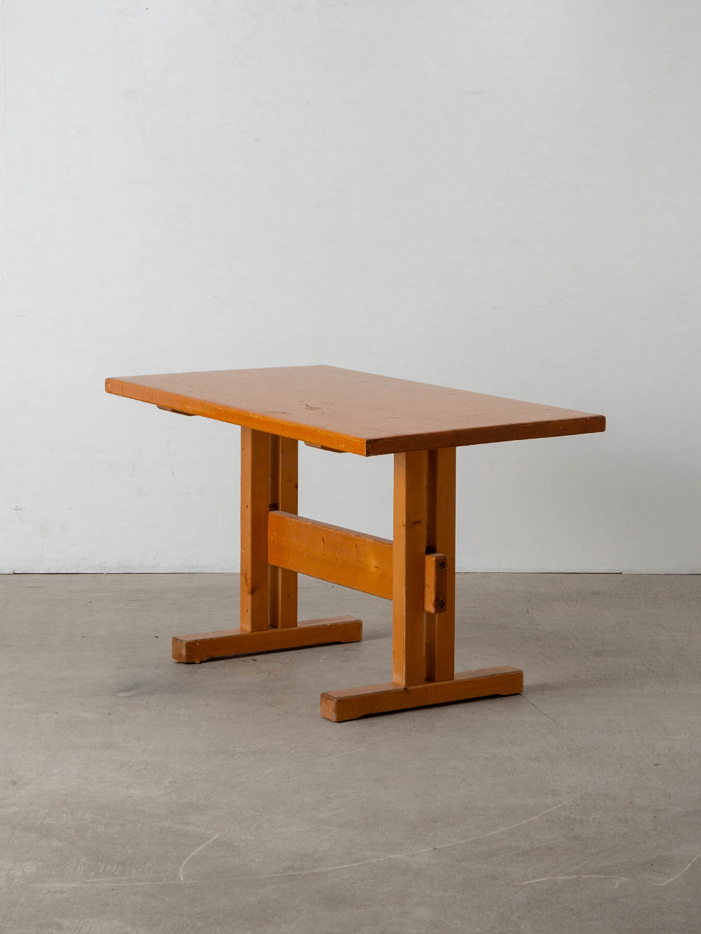 Dining Table by Charlotte Perriand for Les Arcs in Pine
France , 1960s
Charlotte Perriand（シャルロット・ペリアン）が携わったフランスの ‘Les Arcs’（レザルク）スキーリゾートで使用されていたパイン製のダイニングテーブル。
ペリアンはレ・ザルクの開発計画に参画、施設の設計や内装などトータルにプロデュースしました。
