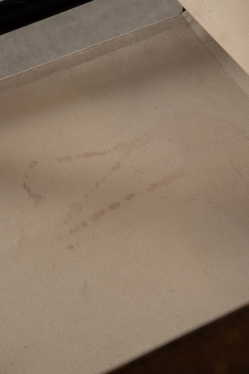 ※座面に染みがございます。
