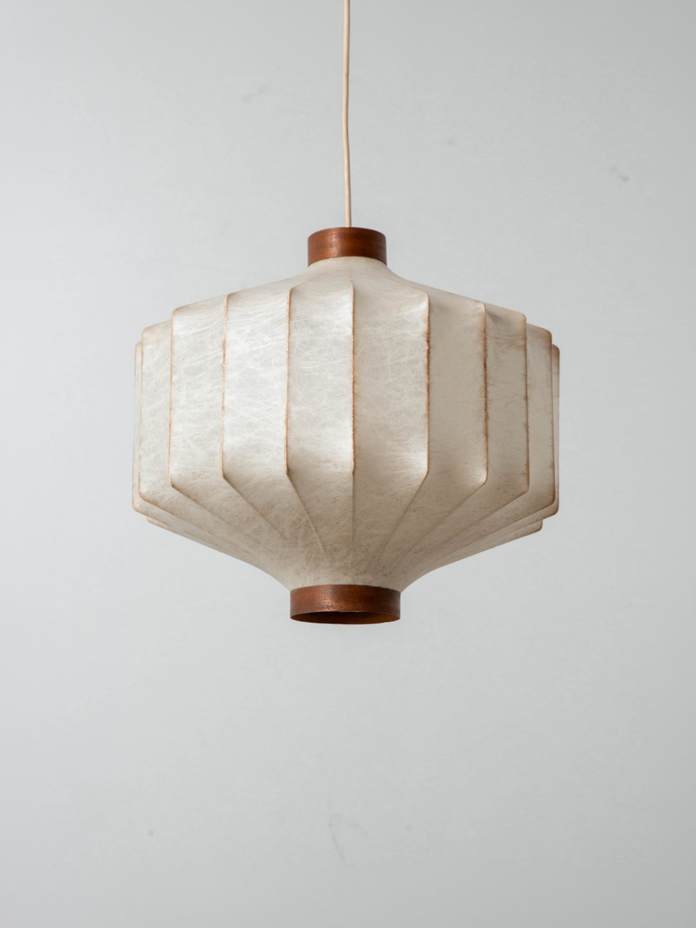 Cocoon Pendant Lamp in Resin and Steel
Italy , 1970s
イタリアより、特殊なポリマー樹脂をスチールワイヤーのフレームに吹き付けて成形された、Cocoon ペンダントランプ。
経年変化によって深く黄変したシェードの表情と、点灯時に浮かび上がる、繭のような繊維の陰影が美しい照明です。
