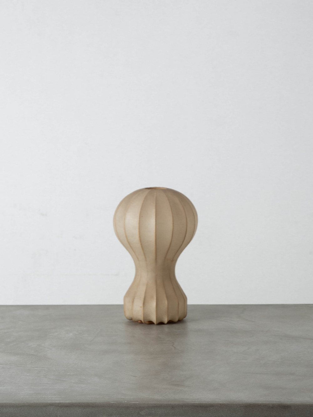 Gatto Piccolo Table Lamp by Achille & Pier Giacomo Castiglioni for FLOS in Resin and Steel
Italy , 1960s
イタリアを代表するデザイナー Achille & Pier Giacomo Castiglioni（アキッレ＆ピエル・ジャコモ・カスティリオーニ）によって FLOS（フロス）社のために1960年にデザインされた Gatto Piccolo テーブルランプ。
イタリア語で猫を意味するGatto（ガット）と名付けられたこのランプは、丸まった猫を想起させる有機的な美しいフォルムと、そこから広がる柔らかな光が特徴です。
