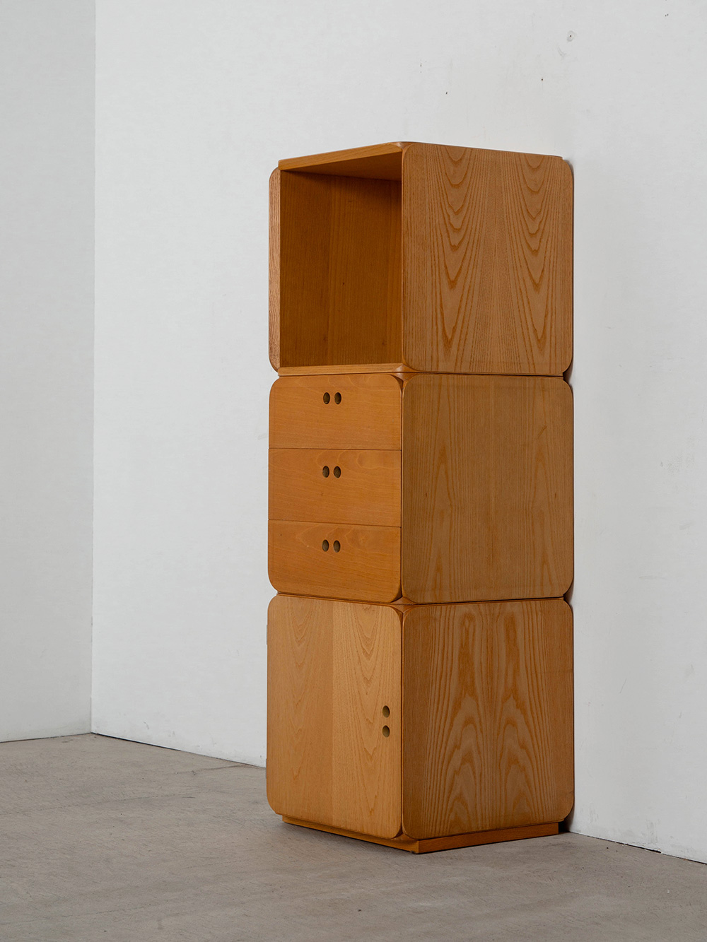 Samara Modular Storage Set by Derk Jan De Vries for Maisa di Seveso in Beech
Netherlands , 1970s
オランダ人デザイナー Derk Jan De Vries (ドレク・ヤン・デ・フリース) によって、Maisa di Seveso 社のためにデザインされた Samara ストレージ。
1970 年代にミラノの会社 Maisa di Seveso のために Samara シリーズを考案しました。 ミニマルなデザインながらディティールの特徴的な一台。
