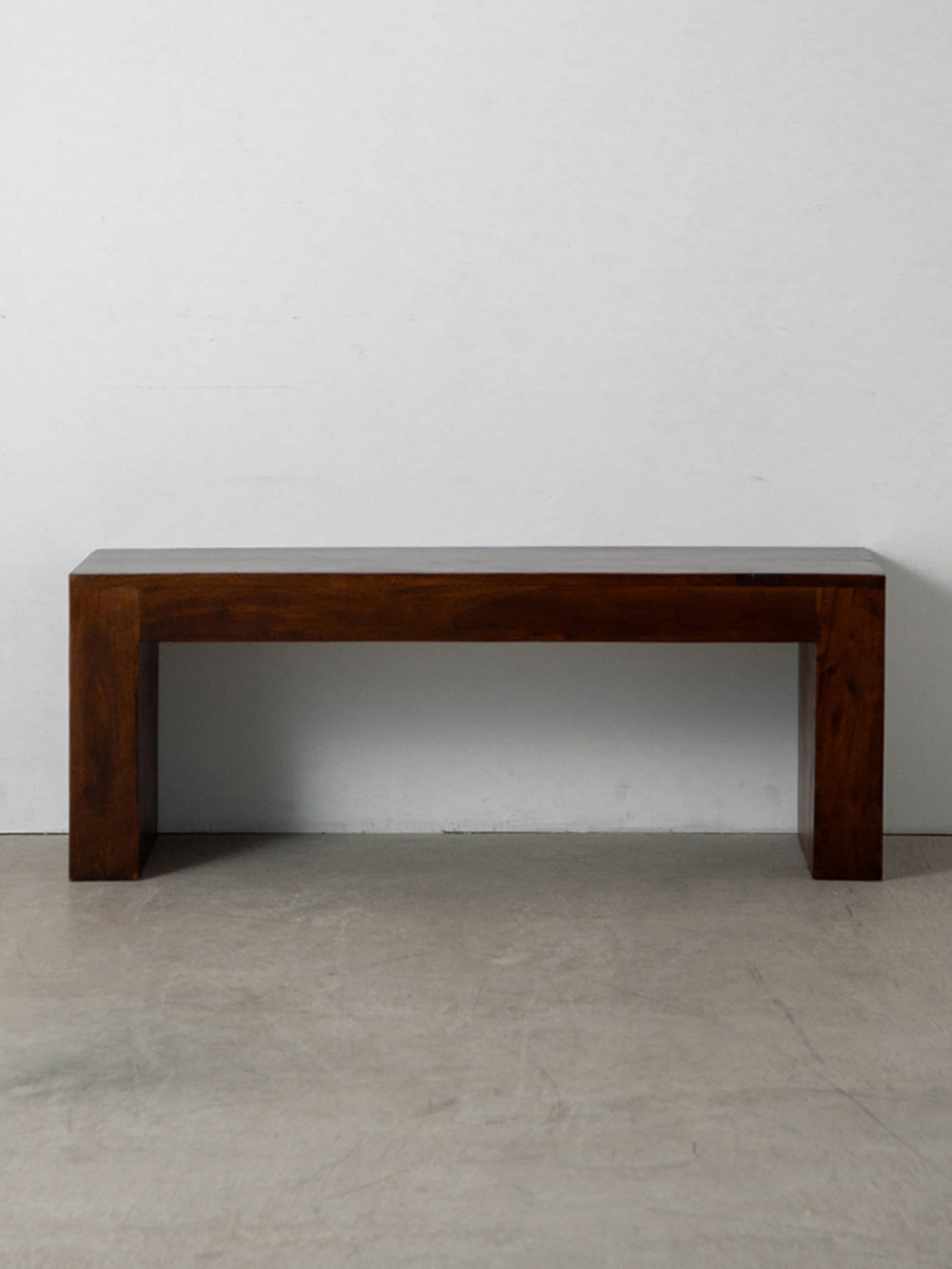 Vintage Bench in Wood
Italy , 1970s
イタリアより、経年変化による深みのある木目の表情と、静謐なシルエットとの調和が美しいベンチ。
