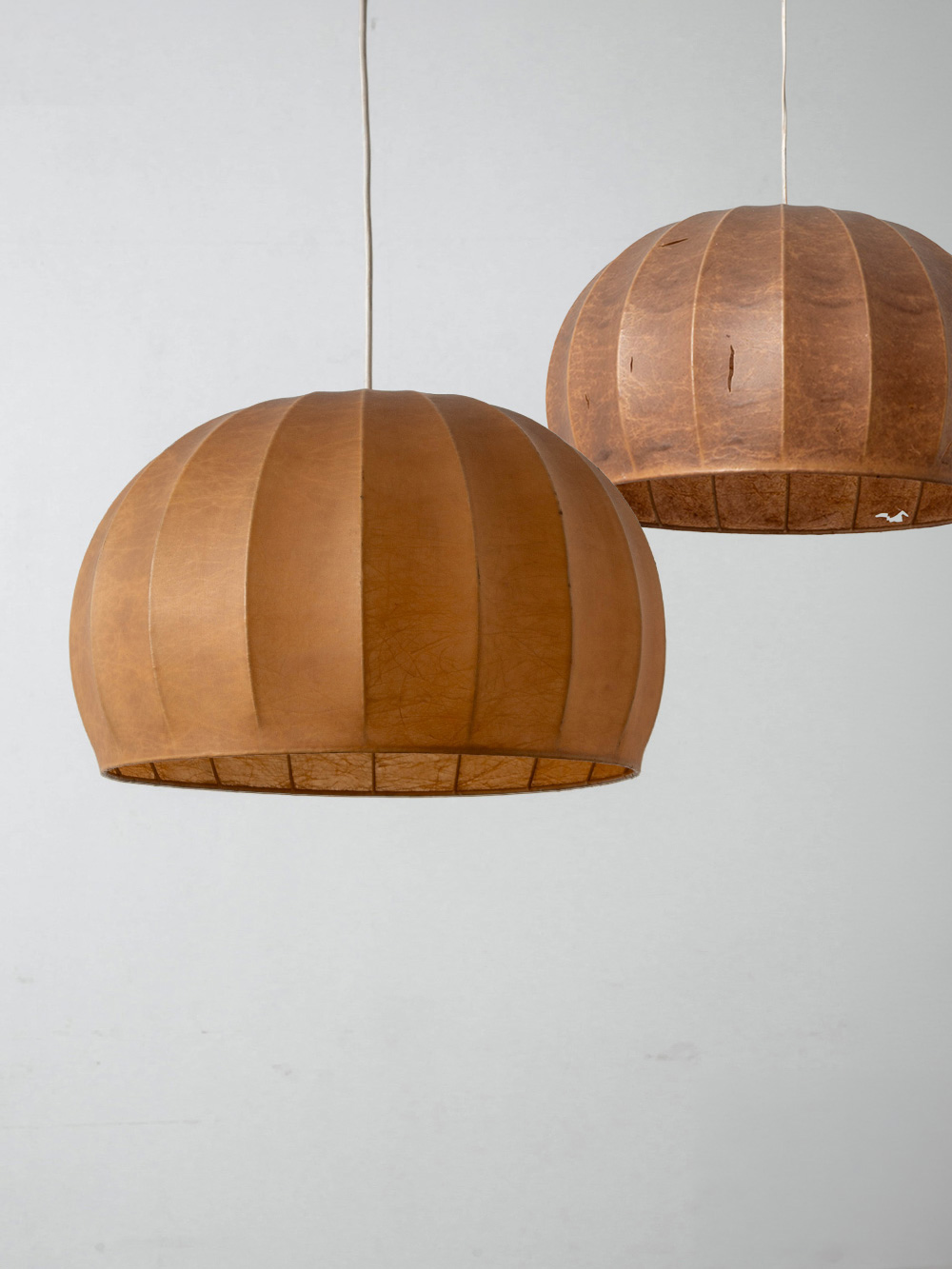 Cocoon Pendant Lamp in Resin and Steel
Italy , 1960s
イタリアより、特殊なポリマー樹脂をスチールワイヤーのフレームに吹き付けて成形された、Cocoon ペンダントランプ。
経年変化によって深く黄変したシェードの表情と、点灯時に浮かび上がる、繭のような繊維の陰影が美しい照明です。
