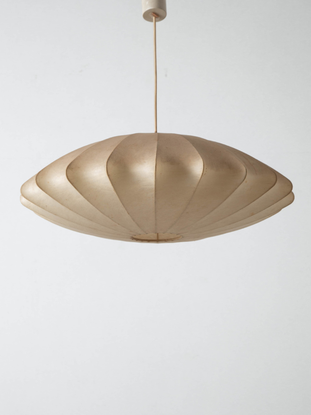 Cocoon Pendant Lamp in Resin and Steel
Italy , 1970s
イタリアより、特殊なポリマー樹脂をスチールワイヤーのフレームに吹き付けて成形された、Cocoon ペンダントランプ。
経年変化によって深く黄変したシェードの表情と、点灯時に浮かび上がる、繭のような繊維の陰影が美しい照明です。
