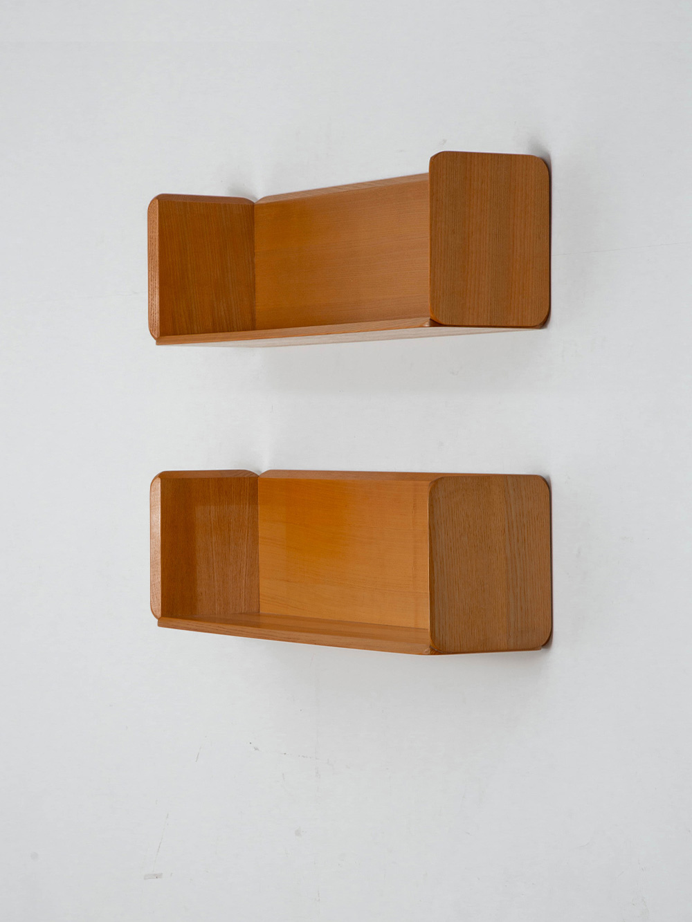 Samara Modular Wall Shelf by Derk Jan De Vries for Maisa di Seveso in Beech
Netherlands , 1970s
オランダ人デザイナー Derk Jan De Vries (ドレク・ヤン・デ・フリース) によって、Maisa di Seveso 社のためにデザインされた Samaraウォールシェルフ。
1970 年代にミラノの会社 Maisa di Seveso のために Samara シリーズを考案しました。 ミニマルなデザインながらディティールの特徴的な一台。
