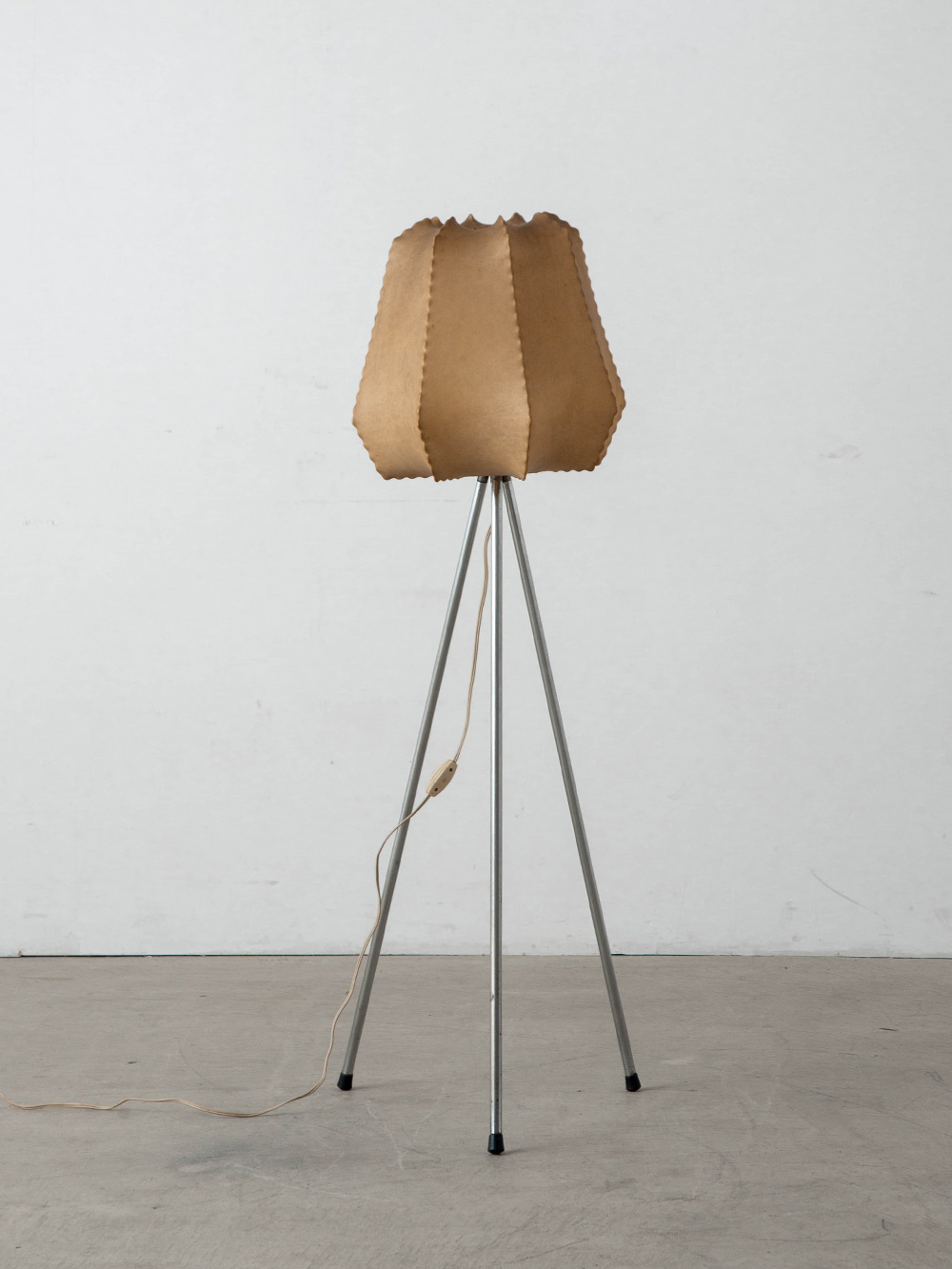 Cocoon Floor Lamp in Resin and Steel
Italy , 1970s
イタリアより、特殊なポリマー樹脂をスチールワイヤーのフレームに吹き付けて成形された、Cocoon フロアランプ。
経年変化によって深く黄変したシェードの表情と、点灯時に浮かび上がる、繭のような繊維の陰影が美しい照明です。
