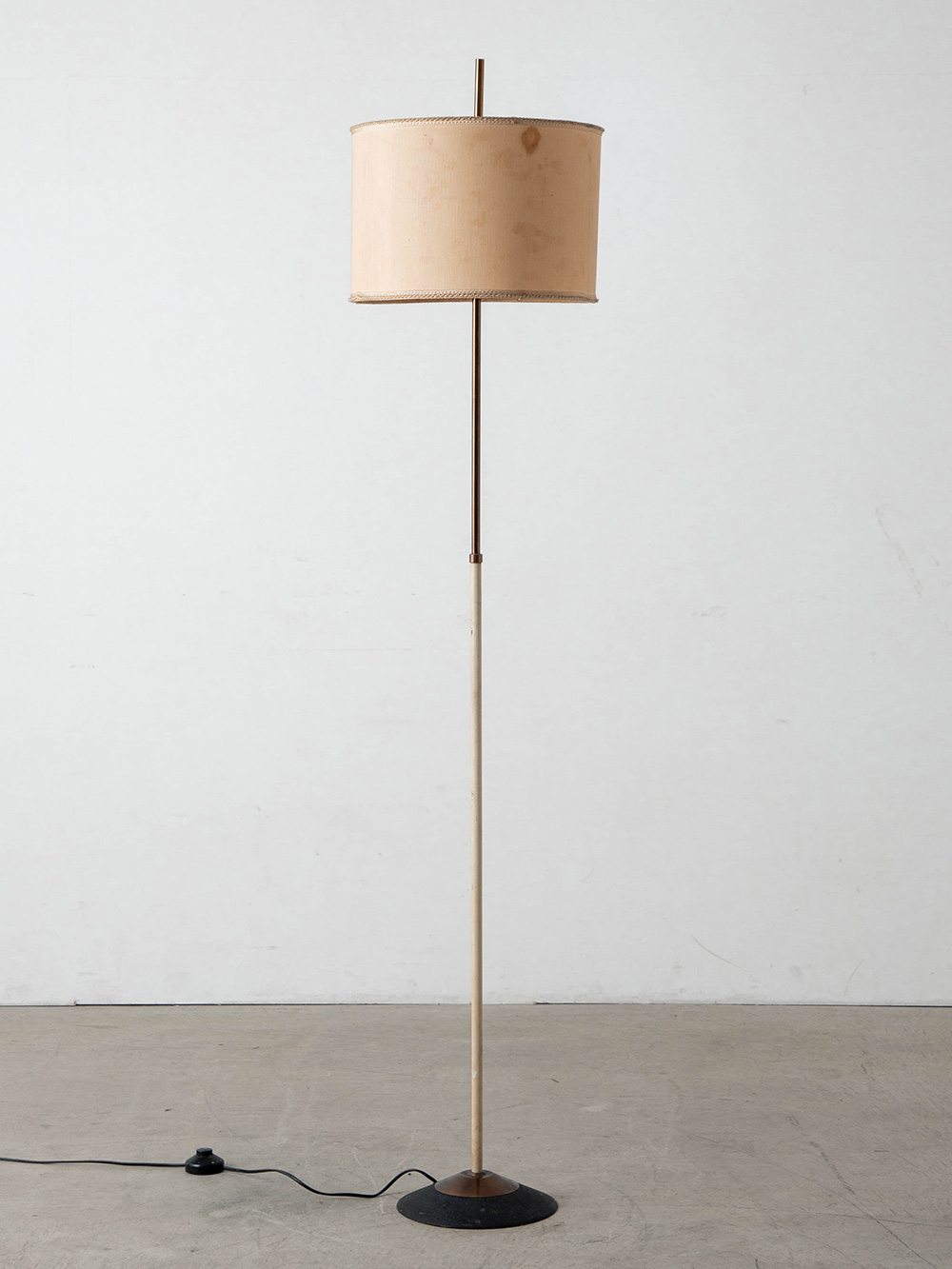 Floor Lamp in Fabric and Steel
Italy , 1960s
イタリアより、ツートンカラーの支柱による軽快なラインと、ファブリックシェードの柔らかな表情との調和が美しいフロアランプ。
