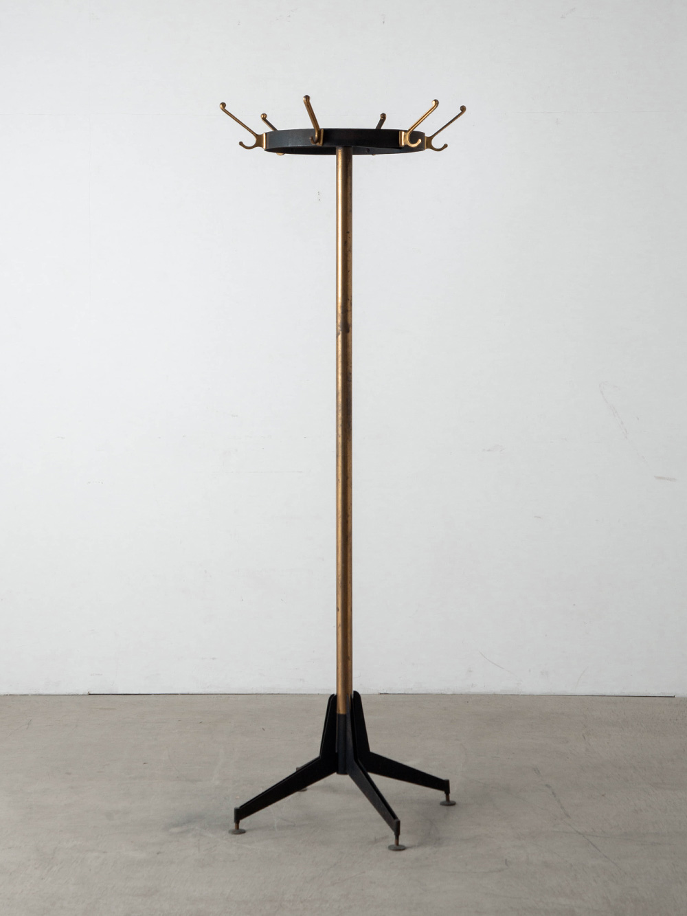 Coat Rack in Steel and Brass
Italy , 1950s
イタリアより、重厚なスチールと真鍮のコントラストが美しいコートラック。
上部に備えられた放射状の真鍮製フックは360度回転し、高い機能性と意匠性を兼ね備えています。
