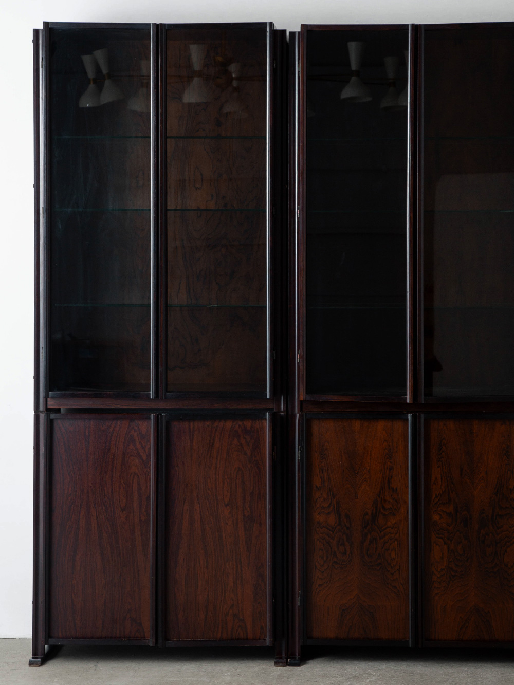 GS Modular Cabinet by Gianni Songia for Sormani in Rosewood and Glass
Italy , 1960s
イタリアのデザイナー Gianni Songia（ジャンニ・ソンジア）によって、同国の高級家具メーカー Sormani（ソルマーニ）社のためにデザインされた GS モジュラーキャビネット。
深みのあるローズウッドの美しい木目と、抜け感をもたらすスモークガラスとのコントラストが印象的な作品です。
可動式に連結されたモジュール構造により、空間に合わせて自在なレイアウトが可能です。

