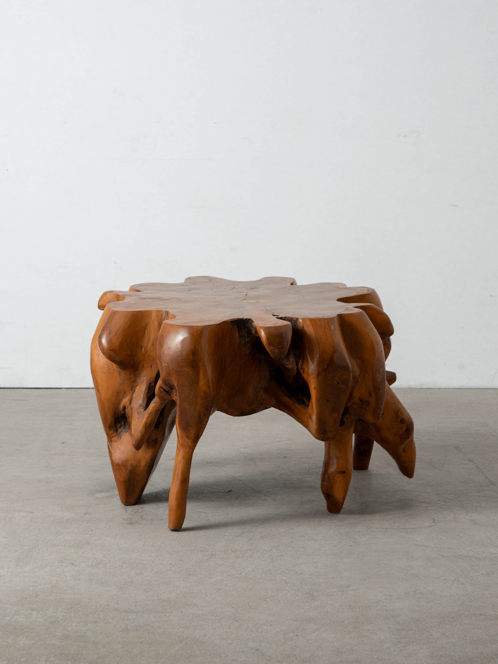 Sculptural Coffee Table in Wood
Italy , 1970s
イタリアより、経年変化した木材の表情と彫刻的な佇まいが美しいコーヒーテーブル。
