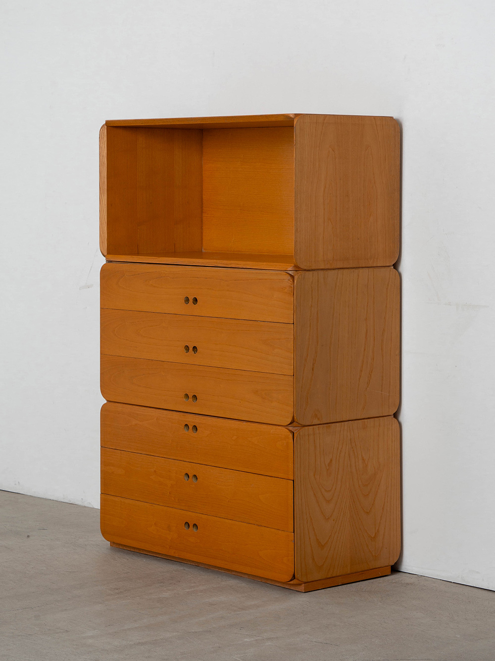 Samara Modular Storage Set by Derk Jan De Vries for Maisa di Seveso in Beech
Netherlands , 1970s
オランダ人デザイナー Derk Jan De Vries (ドレク・ヤン・デ・フリース) によって、Maisa di Seveso 社のためにデザインされた Samara ストレージ。
1970 年代にミラノの会社 Maisa di Seveso のために Samara シリーズを考案しました。 ミニマルなデザインながらディティールの特徴的な一台。
