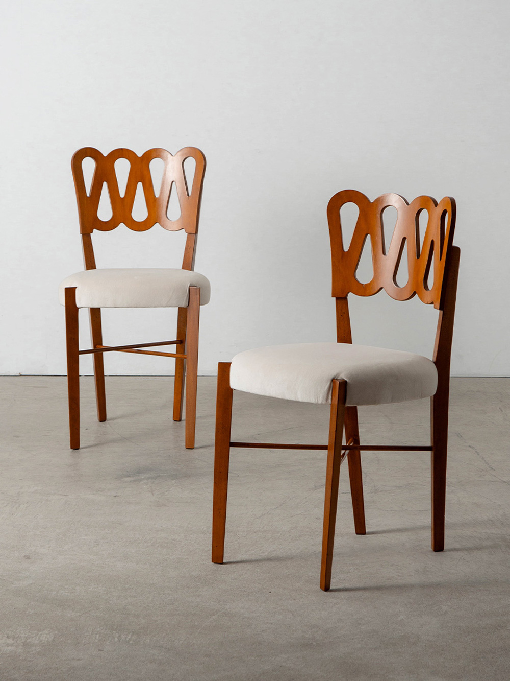 969 Chair by Gio Ponti for Montina in Wood and Fabric
Italy , 1960s
「イタリアモダンデザインの父」と評される、建築家・デザイナー・編集者 Gio Ponti（ジオ・ポンティ）によって、1936年の第6回ミラノ・トリエンナーレで発表された Scrolled（スクロールド） チェア。
その後、ポンティは1969年に自身の作品を当時の技術で作り直すため、同国の Montina（モンティーナ）社と協力して 969 チェアというモデル名で再構築された作品です。
湾曲した合板の背板のデザインはそのままに、削ぎ落とした脚部のテーパードと、X字のクロスバーを補強かつ意匠として追加されています。
