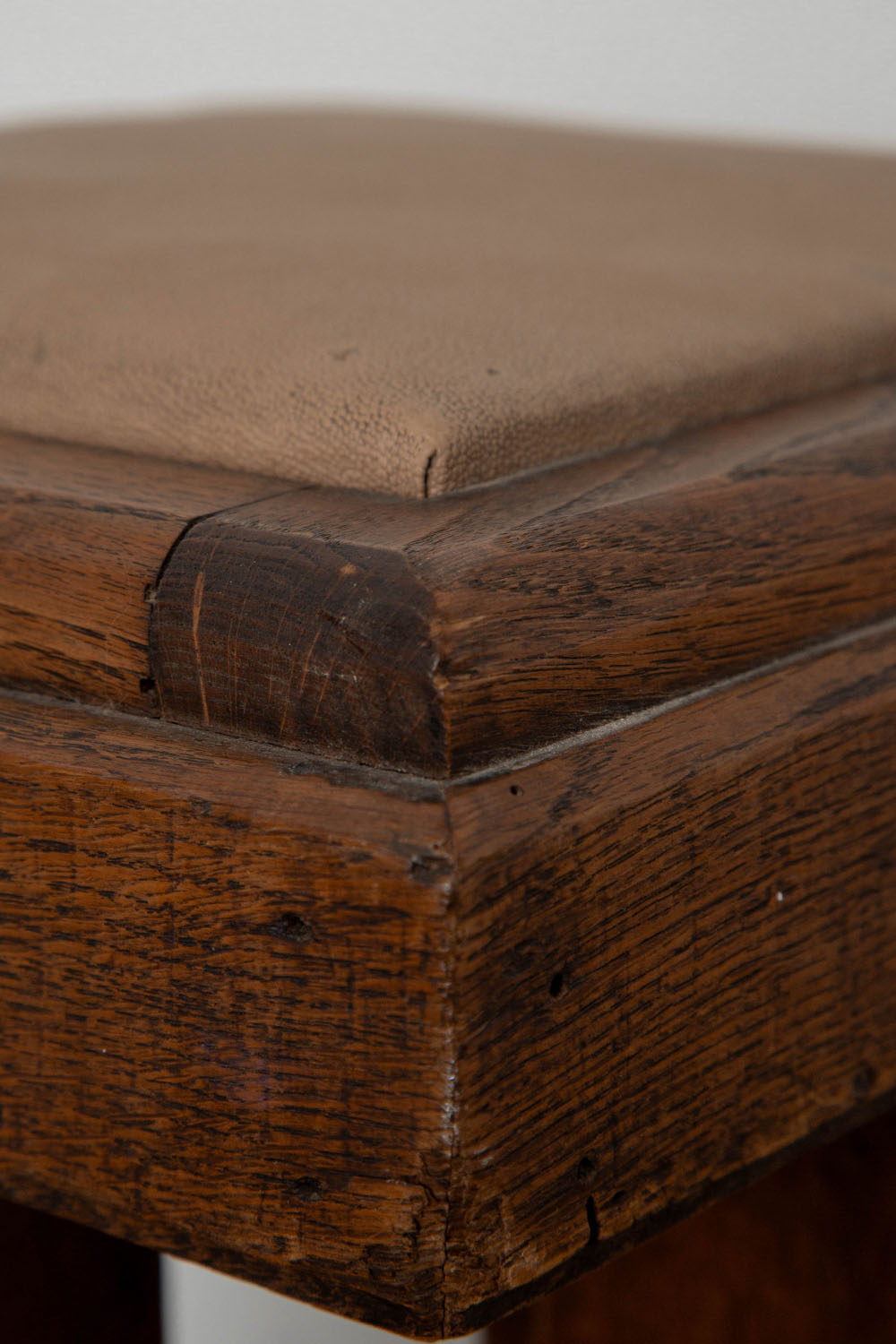 Stool in Wood and Leather