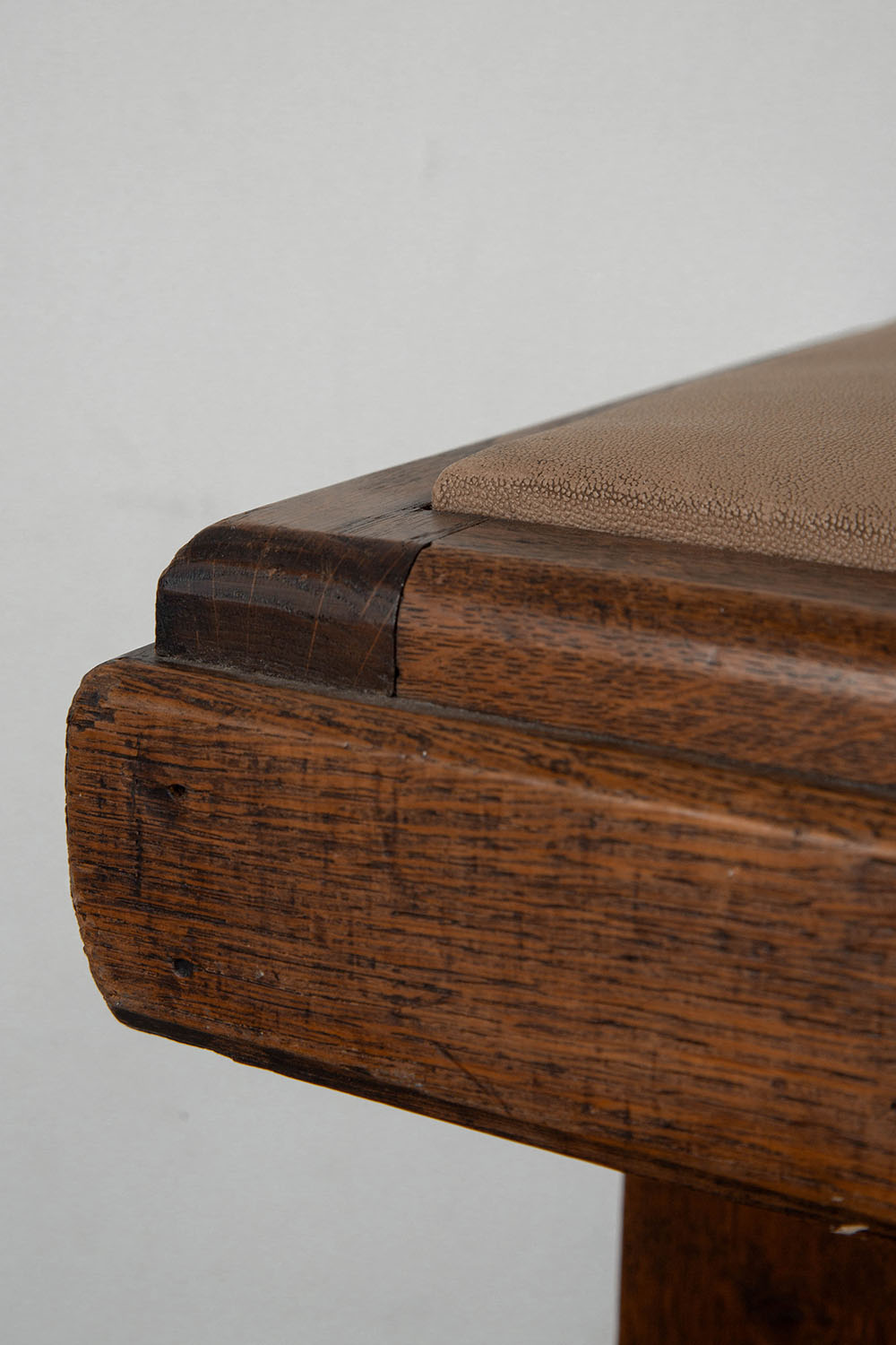 Stool in Wood and Leather