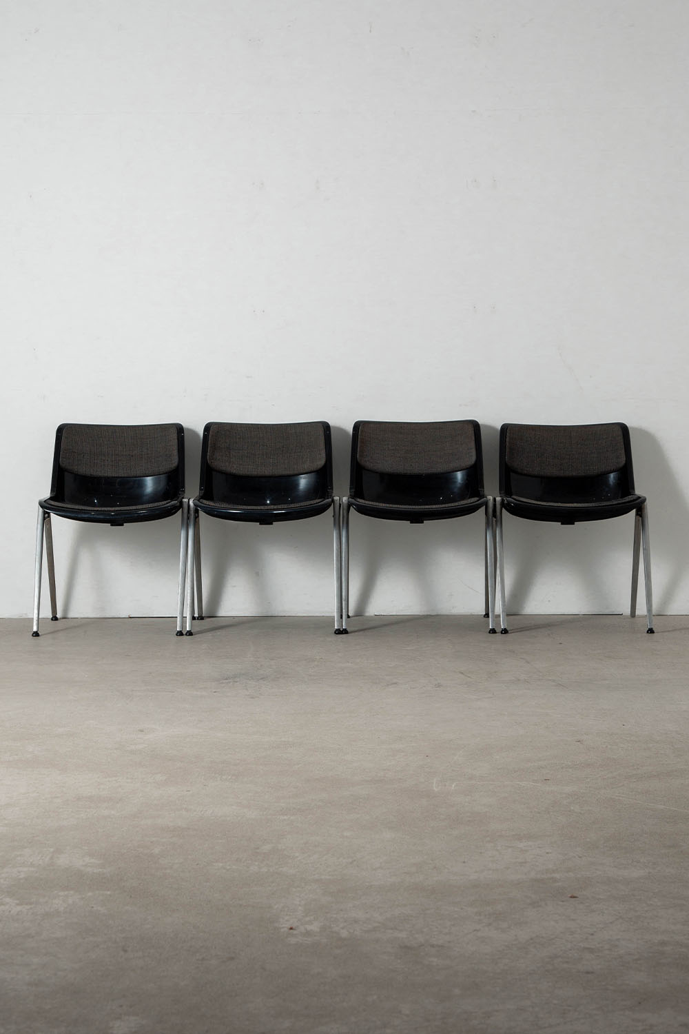 Modus Chair by Osvaldo Borsani for Tecno in Fabric , Plastic and Alminium