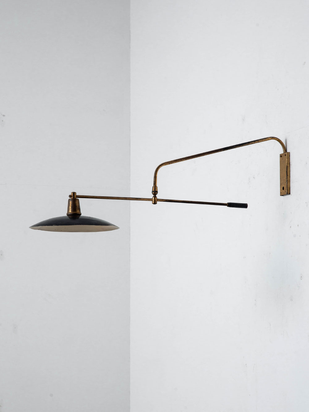 Wall Lamp in Metal and Brass
France , 1950s
フランスより、緩やかな弧を描くアームと水平に伸びる真鍮パイプが織りなす軽やかなフォルムが美しいウォールランプ。
