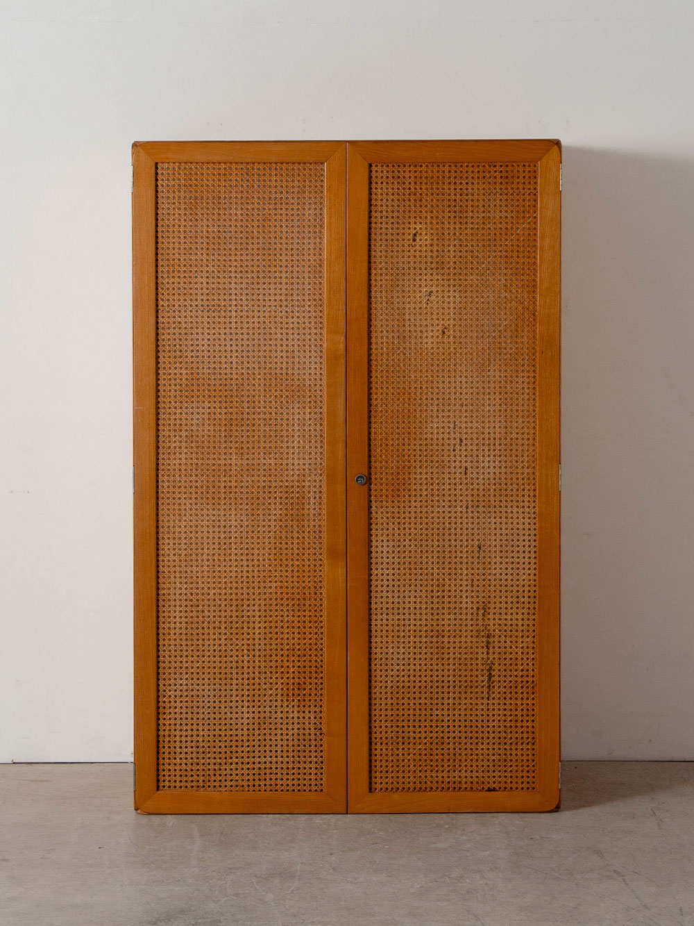 Samara Cabinet by Derk Jan De Vries for Maisa di Seveso in Beech
Italy , 1970s
オランダ人デザイナー Derk Jan De Vries（ドレク・ヤン・デ・フリース）によって、イタリアの家具メーカー Maisa di Seveso（マイサ・ディ・セヴェーゾ）社のためにデザインされた Samara（サマラ）キャビネット。
1970年代に展開された Samaraシリーズの一つ。ラタン張りの扉と特徴的な面取りを施した木製フレームを組み合わせた、軽やかで端正なデザインが魅力です。
