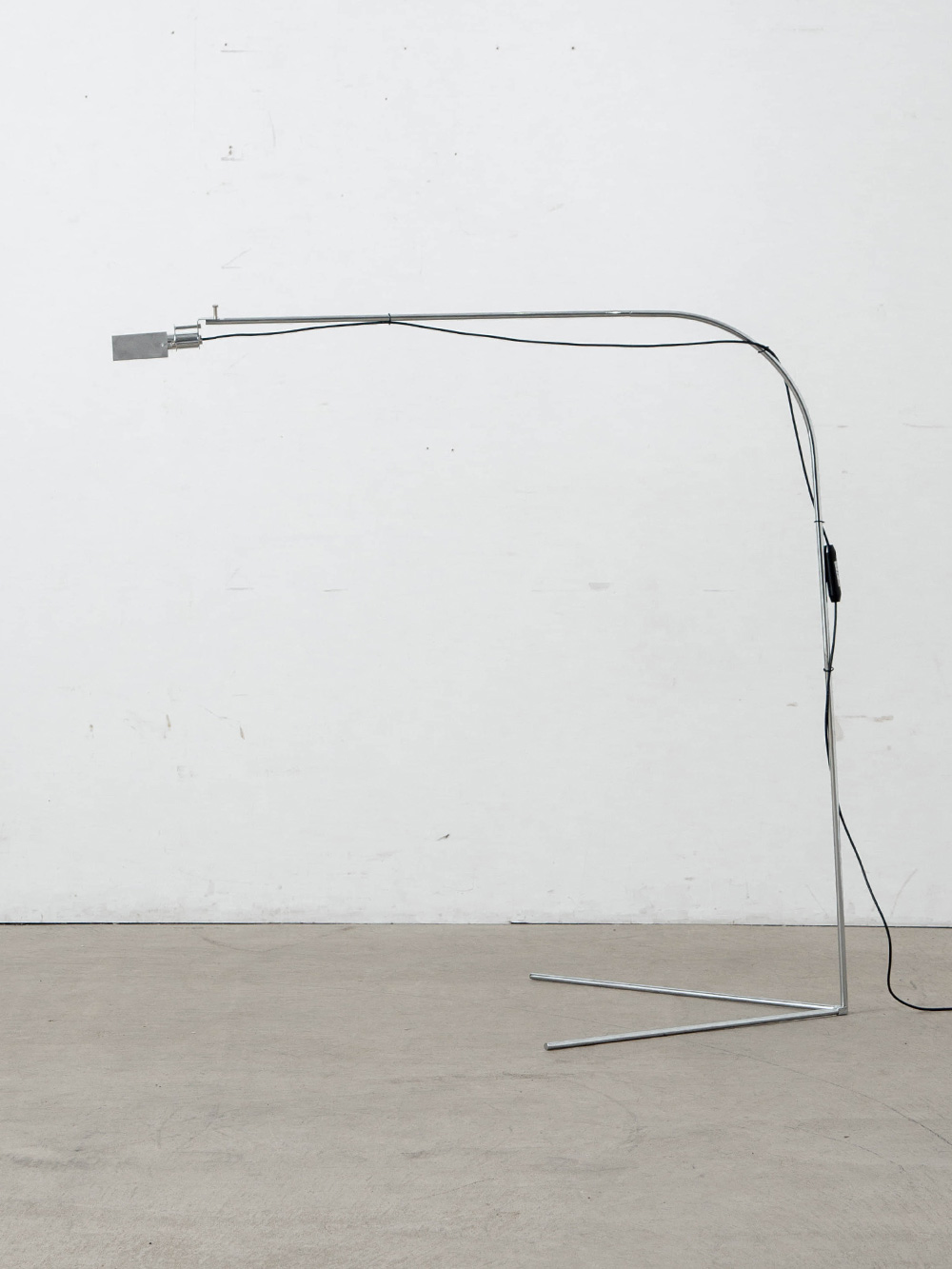 Flamingo Floor Lamp by Alvaro Siza for BD Barcelona
Spain , 1970s
1972年に建築家Alvaro Siza（アルヴァロ・シザ）によってデザインされた、デザイン史に残す名作 Flamingo（フラミンゴ）フロアランプ。
アルヴァロ・シザは国際舞台で最も影響力のあるポルトガル人建築家の一人で、数十年にわたり創造性と現代デザインをシンプルかつ統一感のある形で表現してきました。
Flamingoランプも本質を突き詰めたデザインが特徴的で、1985年にハロゲンバージョンが発表されて以来 多様な空間に溶け込む存在として高く評価されてきました。
無駄を削ぎ落とした構成は繊細な曲線と光を生み出し、あらゆる空間に調和します。
