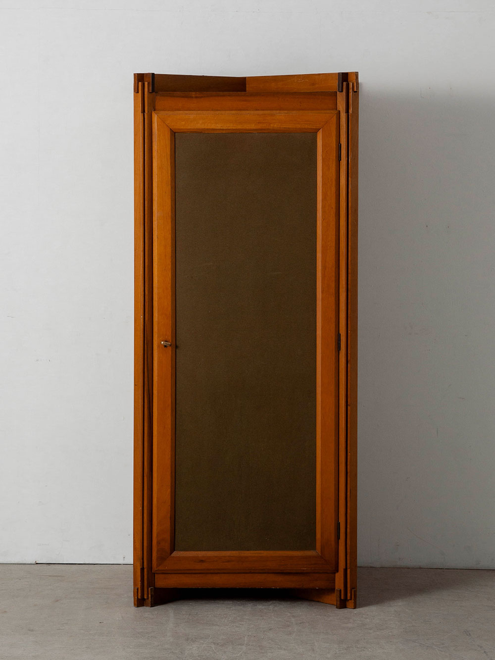 Cabinet in Wood and Fabric
France , 1970s
フランスより、立体的に組まれた額縁状の木製フレームと、ファブリック張りの扉とのコントラストが美しいキャビネット。
