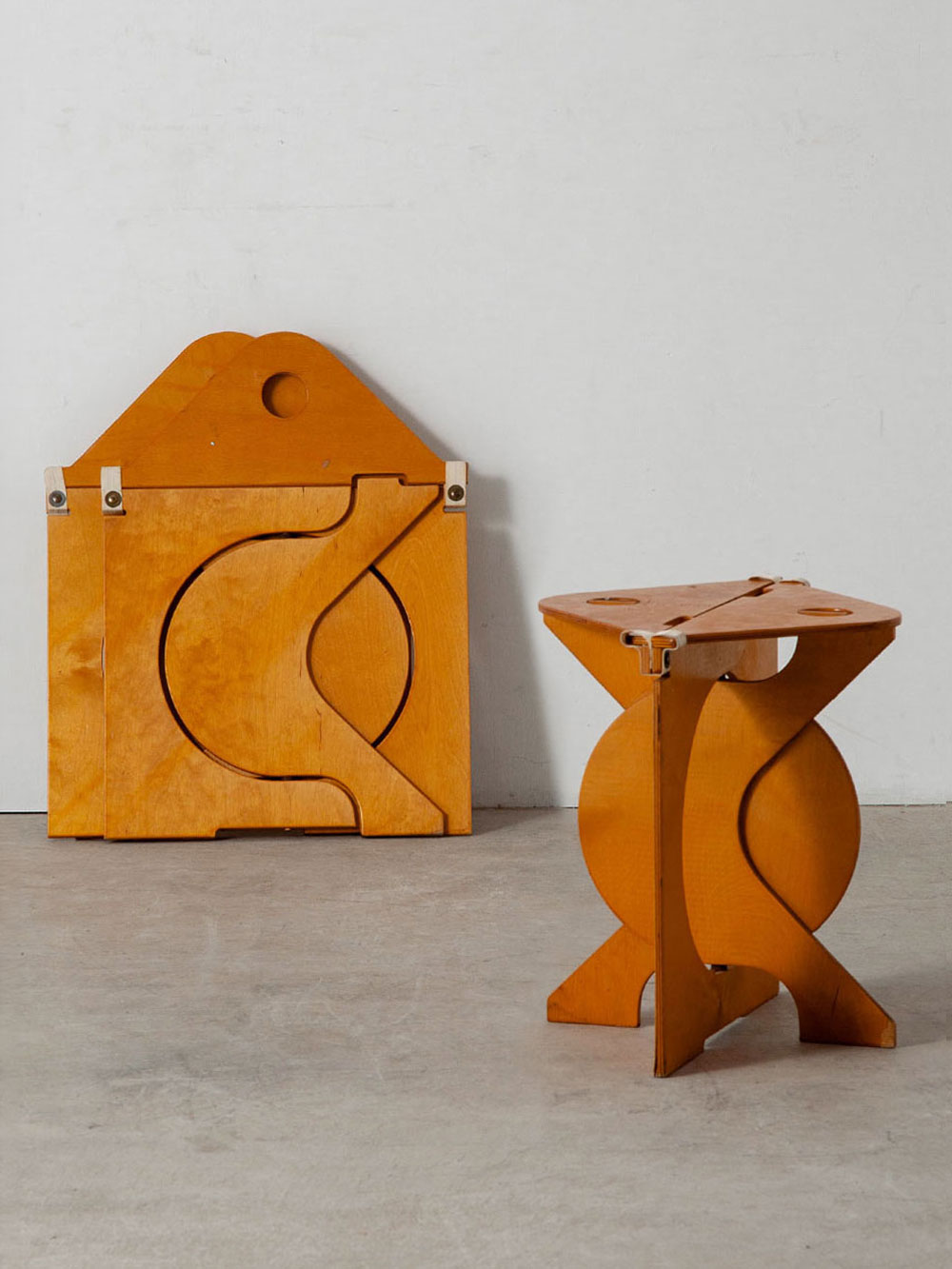 Rooster Folding Stool by Barry Simpson in Wood
America , 1970s
アメリカの建築家・デザイナー Barry Simpson（バリー・シンプソン）によって、同国の Dirt Road（ダート・ロード）社のために1975年にデザインされた Rooster（ルースター）フォールディングスツール。
