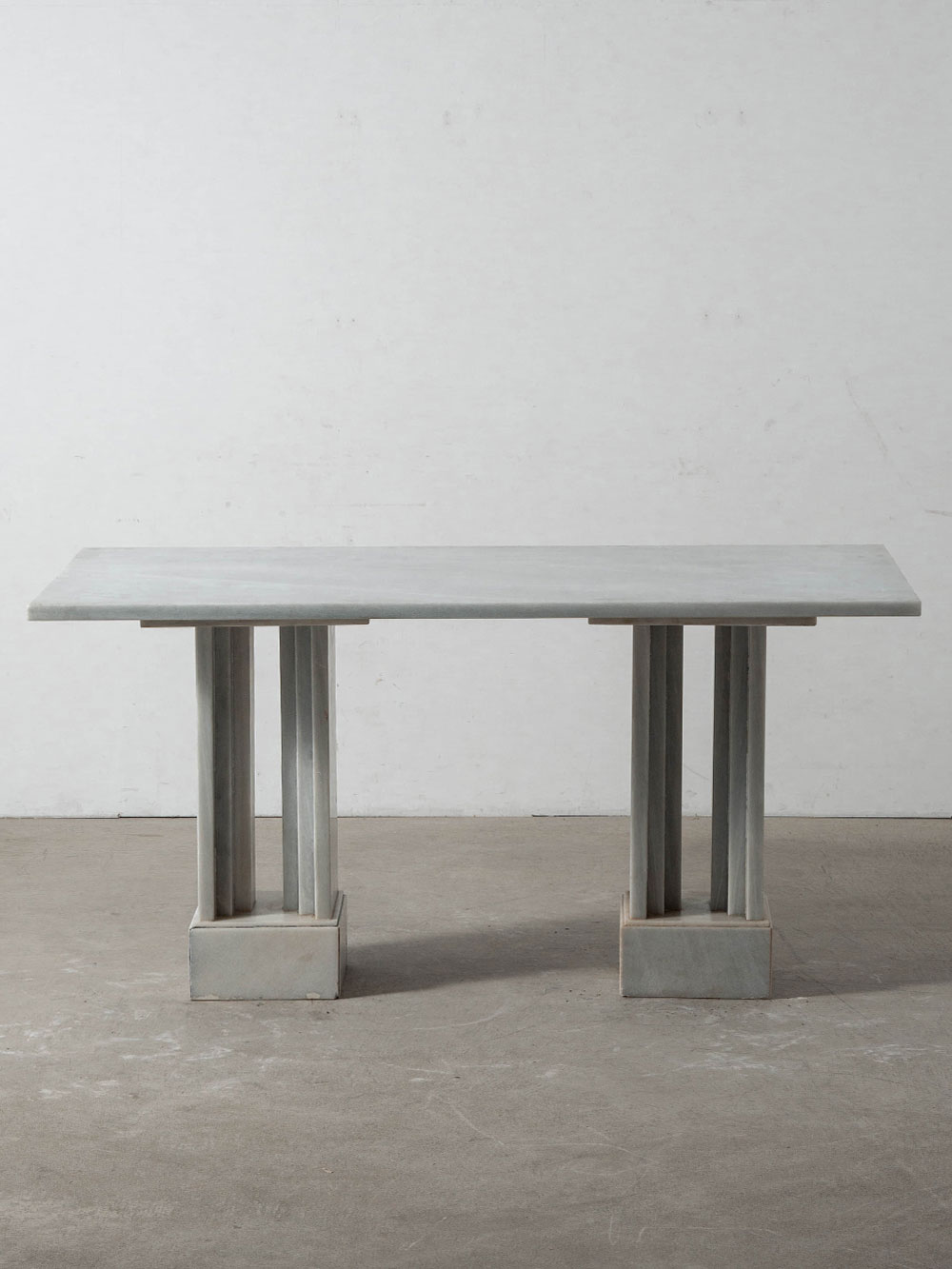 Dining Table in Marble
Spain , 1970s
スペインより、大理石天板と柱状の脚部による端正な構成が美しいダイニングテーブル。
重量感ある石材を軽やかに見せるリズミカルな脚部の意匠が、空間に静かな存在感をもたらします。

