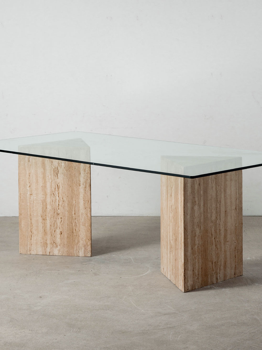 Dining Table in Glass and Travertine
Spain , 1970s
スペインより、二本の独立したトラヴァーチン製の三角柱ベースと、厚みのある長方形のガラス天板とのコントラストが美しいダイニングテーブル。
