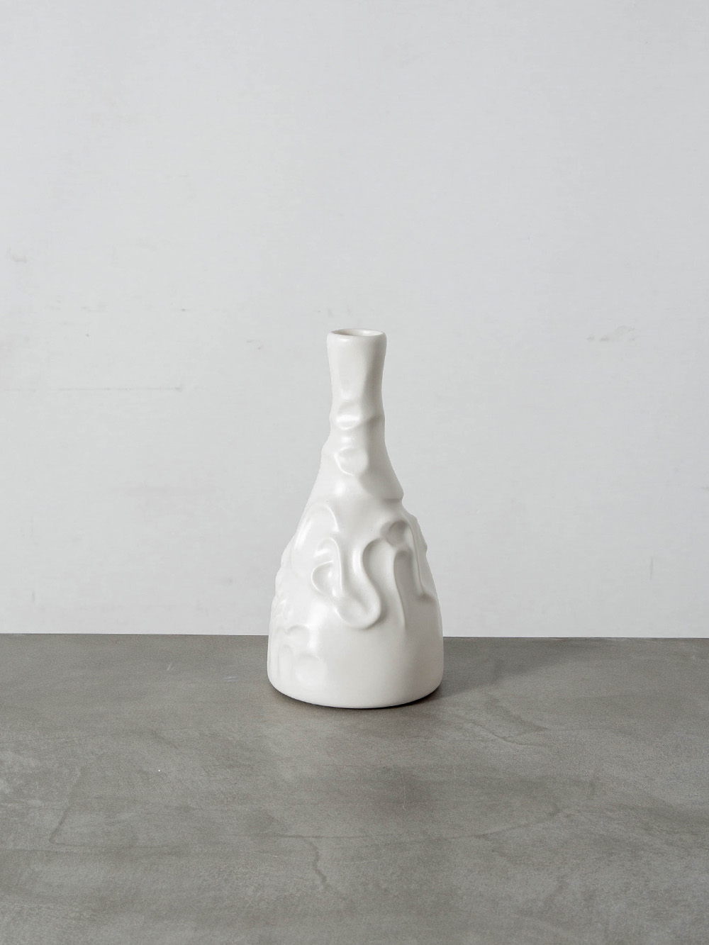 Casa De Familia Flower Vase by Josep Maria Jujol for BD Barcelona
Spain , 1860s - 1920s
スペイン・カタルーニャを代表する建築家 Josep Maria Jujol（ジュゼップ・マリア・ジュジョール）によって、1912年にデザインされた Casa De Familia（カサ・デ・ファミリア） フラワーベース。
ジュジョールはカタルーニャを代表する建築家の一人でありながら、その才能を広く知られていない存在です。
建築家、画家、彫刻家、グラフィックアーティストなど多彩な分野で才能を発揮し、Antoni Gaudí（アントニ・ガウディ）の創作活動を支えた協力者としても知られています。
1912年に孤児院「Casa de Familia（カサ・デ・ファミリア）」のためにデザインされたこの花器は、当初は水差しとして考案されました。
一見すると素朴な佇まいながら、彼の卓越した造形力が凝縮された作品です。
BDバルセロナは現存するオリジナル唯一の写真をもとに、このデキャンタを復刻。写真は2枚の鏡を用いて撮影されており、フォルムの細部まで確認できることから、オリジナルを忠実に再現しています。
