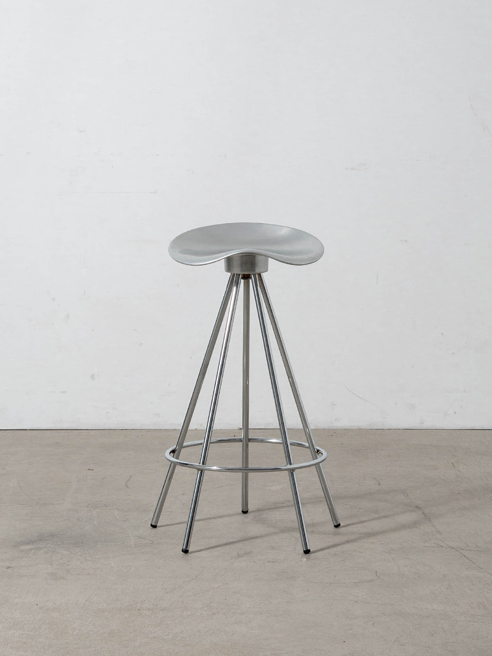 Jamaica Stool by Pepe Cortés for BD Barcelona
Spain , 1990s
スペインを代表するインテリアデザイナー Pepe Cortés（ペペ・コルテス）によって、1991年にデザインされた Jamaica（ジャマイカ）スツール。
当初はバルセロナのナイトクラブのためにデザインされたこのスツールは、5本脚のスチール製フレームと回転式シートを特徴としています。
高い耐久性と機能性を備え、これまでに住宅からホテル、バー、公共空間まで、幅広いシーンで採用されてきました。
発表後すぐに高い評価を受け、コルテスの名が国際的に知られるきっかけとなった一脚です。
35年以上にわたり製造され続けているロングセラーであり、現在もなお色褪せない魅力を放ちます。
