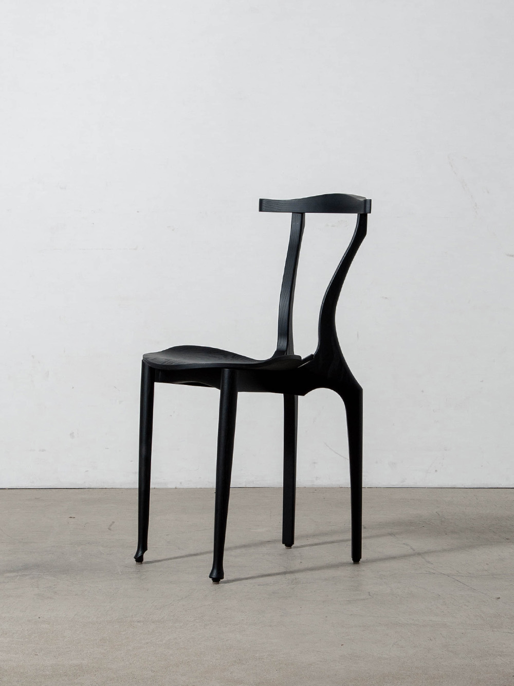 Gaulinetta Chair by Oscar Tusquets for BD Barcelona
Spain , 2000s
スペインを代表する建築家、Oscar Tusquets（オスカー・トゥスケッツ）によって、1987年にデザインされた Gaulinetta（ガウリネッタ）チェア。
ガウリネッタは、イタリアのデザイナー、エンツォ・マーリが手がけた名作 Tonietta（トニエッタ） チェアへのオマージュとして誕生しました。
コンパッソ・ドーロ賞を受賞したトニエッタへの敬意と、トゥスケッツ自身の代表作である Gaulino（ガウリーノ）の美学を融合させたことから Gaulinetta（ガウリネッタ）と名付けられています。
工業生産の精度と手仕事の温かみを兼ね備えた、トゥスケッツデザインならではの造形美が魅力の一脚。
本製品は2022年に BD Barcelonaによって復刻されたモデルです。

