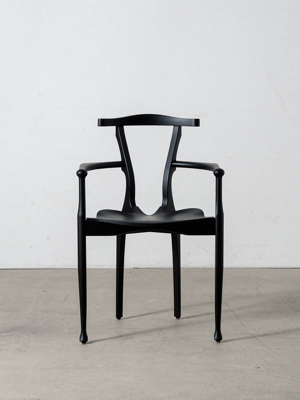 Gaulino Chair by Oscar Tusquets for BD Barcelona
Spain , 2000s
スペインを代表する建築家 Oscar Tusquets（オスカー・トゥスケッツ）によって、1987年にデザインされた Gaulino（ガウリーノ） チェア。
20世紀デザインを代表する一脚として知られ、発表当時から国際的な注目を集めたこのチェアは、その後スツールやテーブルなどを展開する「Gaulino Family」へと発展しました。
「ガウリーノ」の名称は建築家 Antoni Gaudí（アントニ・ガウディ）とデザイナー Carlo Mollino（カルロ・モリーノ）の名を組み合わせた造語です。ガウディの自然を思わせる有機的な曲線と、モリーノの彫刻的な木製家具の造形から着想を得てデザインされています。
このチェアはトゥスケッツが初めて手がけた木製チェアとしても知られ、軽量でスタッキングも可能。
本製品は2010年に BD Barcelona社によって復刻され、現在もブランドを象徴する名作として高い人気を誇ります。
