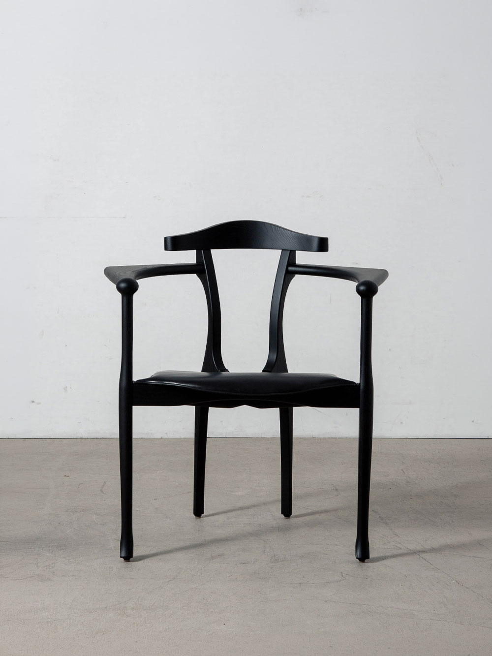 Gaulino Easy Chair by Oscar Tusquets Chair for BD Barcelona
Spain , 2000s
スペインを代表する建築家 Oscar Tusquets（オスカー・トゥスケッツ）によって、1987年にデザインされた Gaulino（ガウリーノ） イージーチェア。
Antoni Gaudí（アントニ・ガウディ）と Carlo Mollino（カルロ・モリーノ）から着想を得たデザインが特徴で、ガウリーノチェアの発展形としてデザインされました。
ガウリーノシリーズ特有の美しい木製フレームやフォルムの印象はそのままに、座面を低く、幅を広く設計。よりゆったりした座り心地を実現しています。
本製品は2016年に BD Barcelonaによって復刻されたモデルです。
