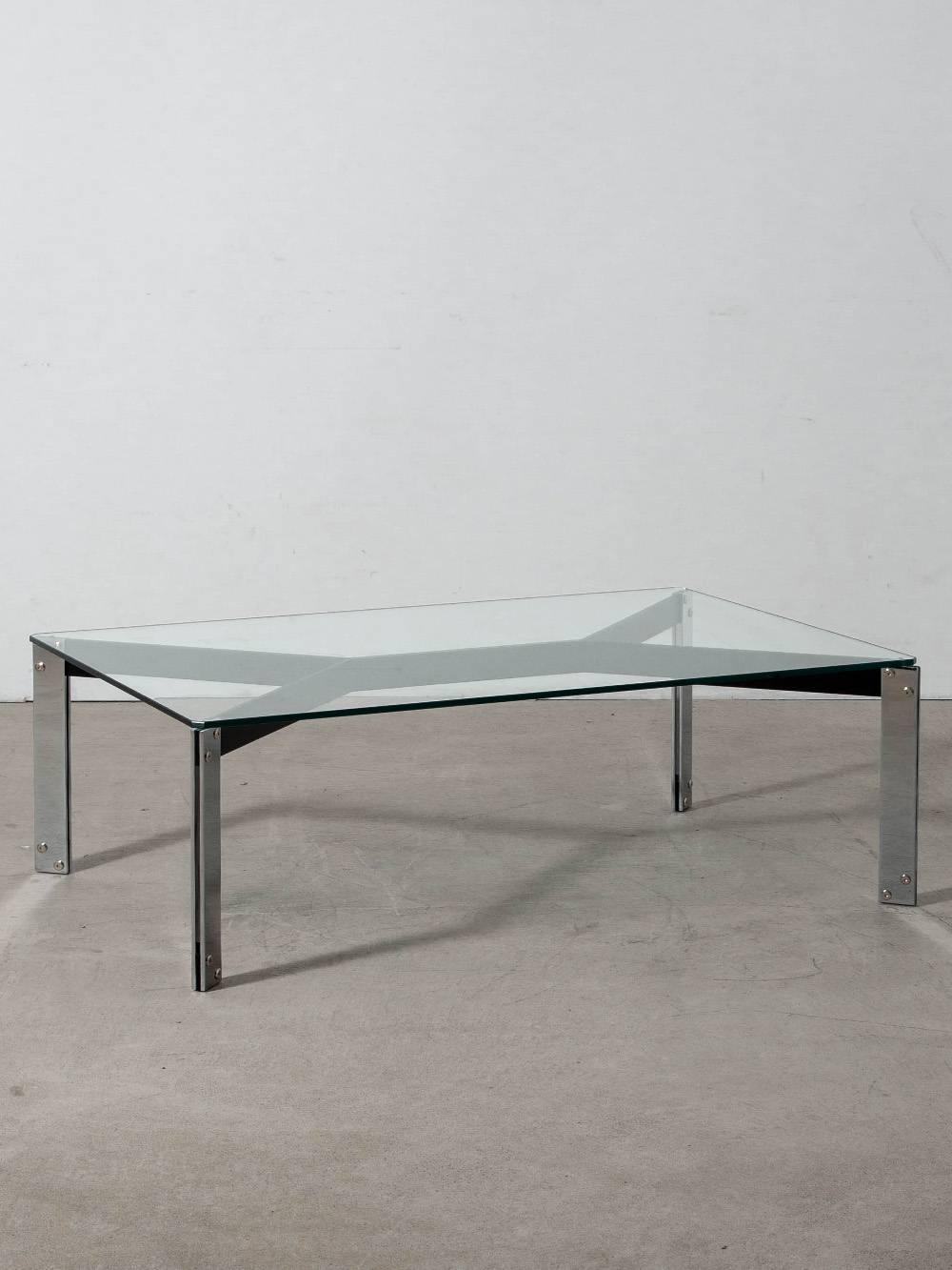 María Coffee Table by Miguel Milá for Kendo
Spain , 1960s
スペインを代表するデザイナー Miguel Milá（ミゲル・ミラ）によって、1962年にデザインされた María（マリア）コーヒーテーブル。
1950年代以降のスペインデザインを牽引したミゲル・ミラの代表作を、Kendo社との協働により復刻した一台。
ガラス天板と細身のスチールによって構成されたフォルムは視線を遮ることなく空間に溶け込み、周囲の家具の美しさを引き立てます。
控えめながら高い耐久性を備え、空間に洗練された印象を添えます。
