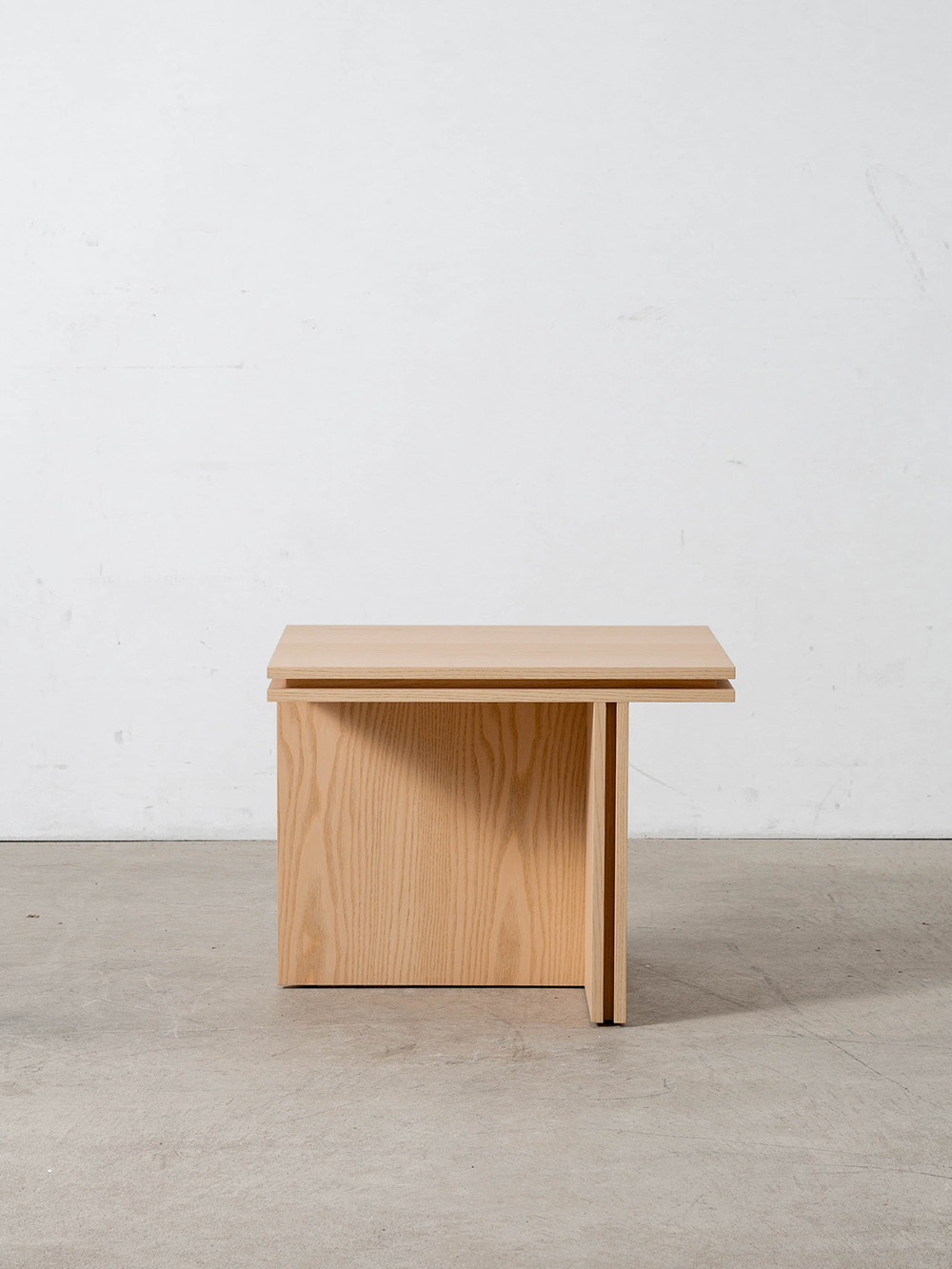Slot Side Table by Francesc Rifé for Kendo
Spain , 2000s
スペインのデザイナー Francesc Rifé（フランセスク・リフェ）によって、2023年にデザインされた Slot（スロット）サイドテーブル。
Slotはミニマルなデザイン思想を体現したテーブルコレクションです。アッシュ材の豊かな木目と端正なフォルムが美しく調和し、空間に静かな存在感を演出します。
コレクション名の由来となった「Slot」は、「溝」や「スリット」を意味します。 3枚の板材のうち中央の1枚を少し内側にずらすことで生まれる「溝」が、全体に奥行きと軽やかな印象を与えます。
