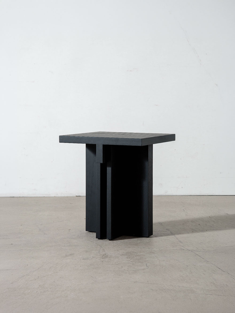 Rak Stool by Francesc Rifé for Kendo
Spain , 2000s
スペインのデザイナー Francesc Rifé（フランセスク・リフェ）によって、2023年にデザインされた Rak（ラック）スツール。
Rakシリーズは合理主義建築の思想を現代的に解釈し、明快なラインと重なり合う平面の建築的なフォルムが印象的なコレクションです。
スツールの構造を支える横材や側板が安定感と建築的な美しさを際立たせています。 素材にはアッシュ材を使用し、職人の手仕事によって一つひとつ丁寧に仕上げられています。
