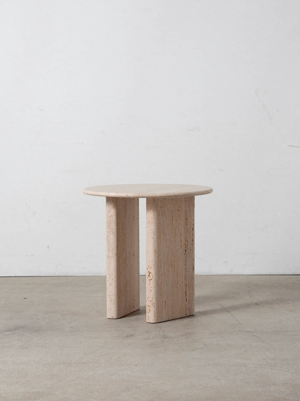 Treviso Side Table by Carlos Guijarro for Kendo
Spain , 2000s
スペインのデザイナー Carlos Guijarro（カルロス・ギハロ）によって、2023年にデザインされた Treviso（トレビソ）サイドテーブル。
現代的な視点から古典建築を再解釈した、彫刻のような存在感を放つコレクションです。
伝統的なイタリア建築のディテールから着想を得たデザインは、素材の美しさと丸みを帯びたフォルムが特徴。
古典建築を思わせる重厚感のある脚部に対し、厚みを抑えた天板が軽やかでモダンな印象を与えます。
