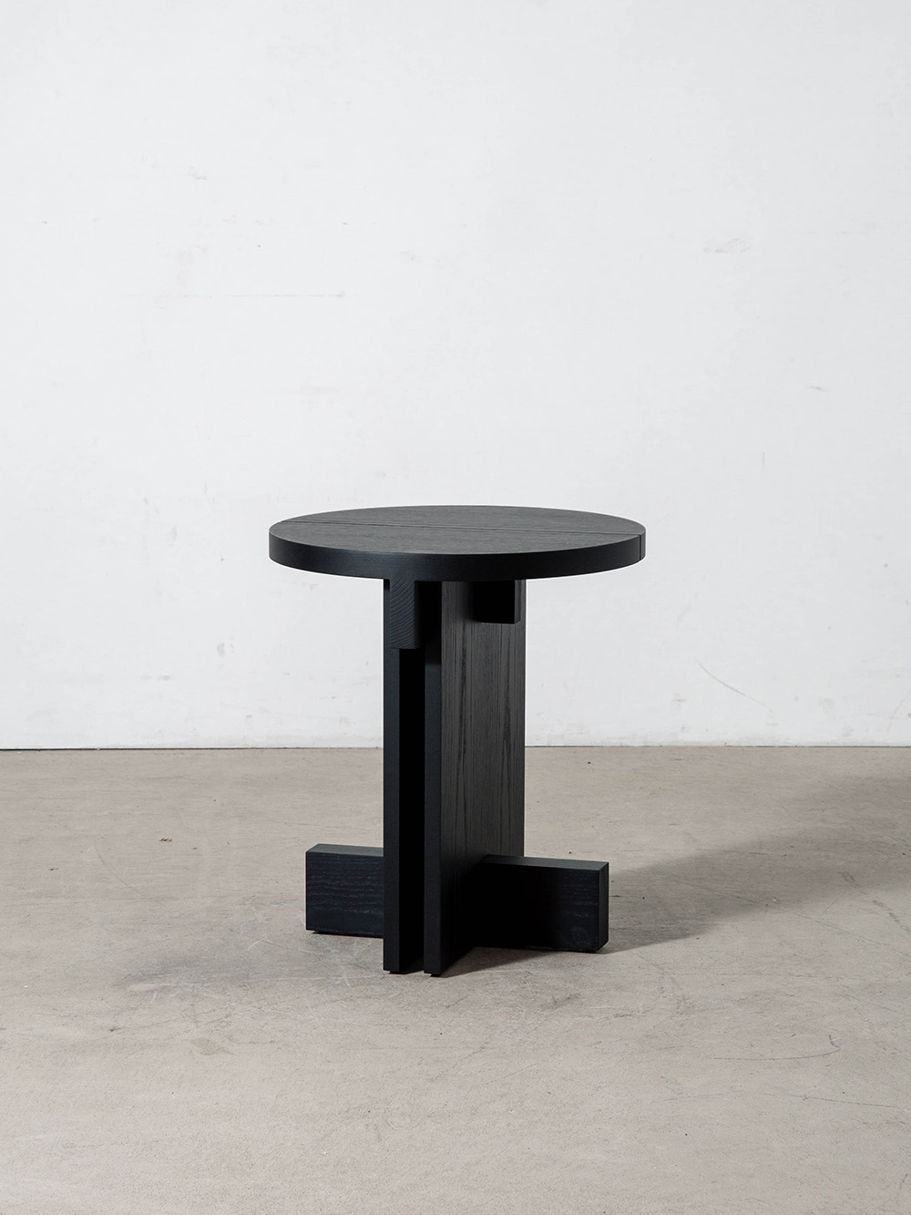 Rak Side Table φ45 by Francesc Rifé for Kendo
Spain , 2000s
スペインのデザイナー Francesc Rifé（フランセスク・リフェ）によって、2023年にデザインされた Rak（ラック）サイドテーブル。
Rakシリーズは、合理主義建築の思想を現代的に解釈し、明快なラインと重なり合う平面の建築的なフォルムが印象的なコレクションです。
円形の天板は2枚の板で構成され、構造を支える側板が安定感と建築的な美しさを際立たせています。
素材にはアッシュ材を使用し、職人の手仕事によって一つひとつ丁寧に仕上げられています。
シンプルながら存在感があり、時代を超えて愛される普遍的なデザインです。
