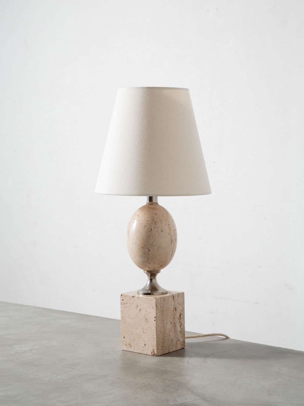 Table Lamp by Philippe Barbier for Maison Barbier in Travertine and Steel
France , 1970s
フランスのデザイナー Philippe Barbier（フィリップ・バルビエ）によって、自身が経営するアトリエ Maison Barbier のためにデザインされたテーブルランプ。
優雅な曲線のトラヴァーチンや磨き上げられた金属のベースを特徴とする、彫刻的なデザインが印象的な作品。
