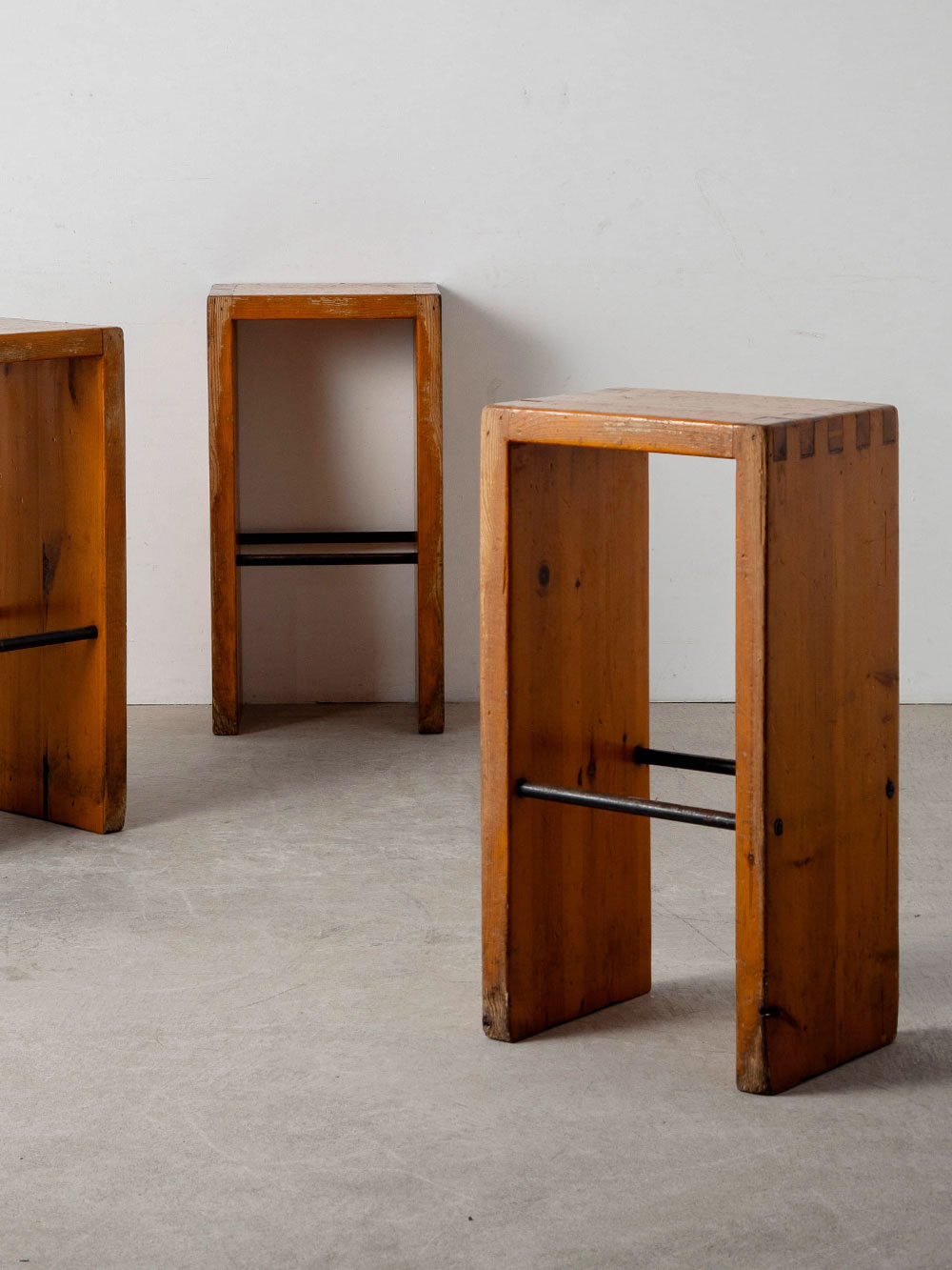 High Stool in Wood and Steel
France , 1970s
フランスより、飴色へと経年変化した木材の豊かな表情と、スチールパイプの足掛けによる素材のコントラストが美しいハイスツール。
