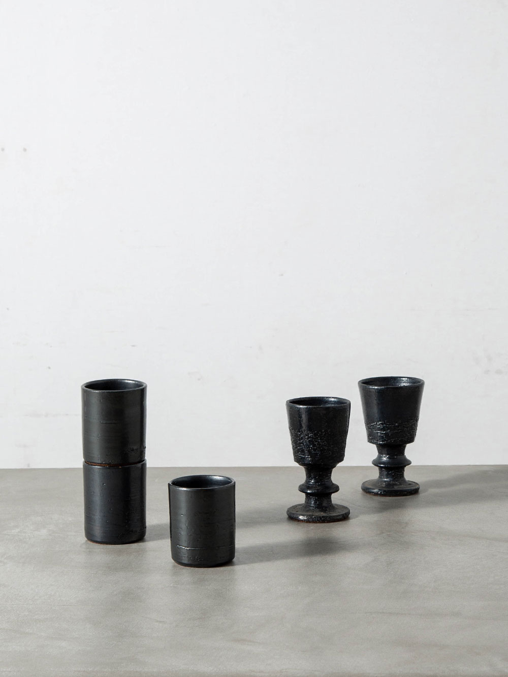 Cup by Jean Marais in Ceramic
France , 1970s
フランスの彫刻家 Jean Marais（ジャン・マレ）によって製作された黒陶のカップ。
側面にそれぞれ刻印があります。
