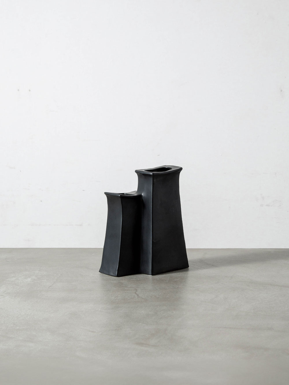 Flower Vase for Virebent in Ceramic
France , 1970s
フランスの陶磁器メーカー Virebent（ヴィルバン）社より、高さの異なる二つの筒状フォルムを一体化した彫刻的な造形が美しいフラワーベース。

