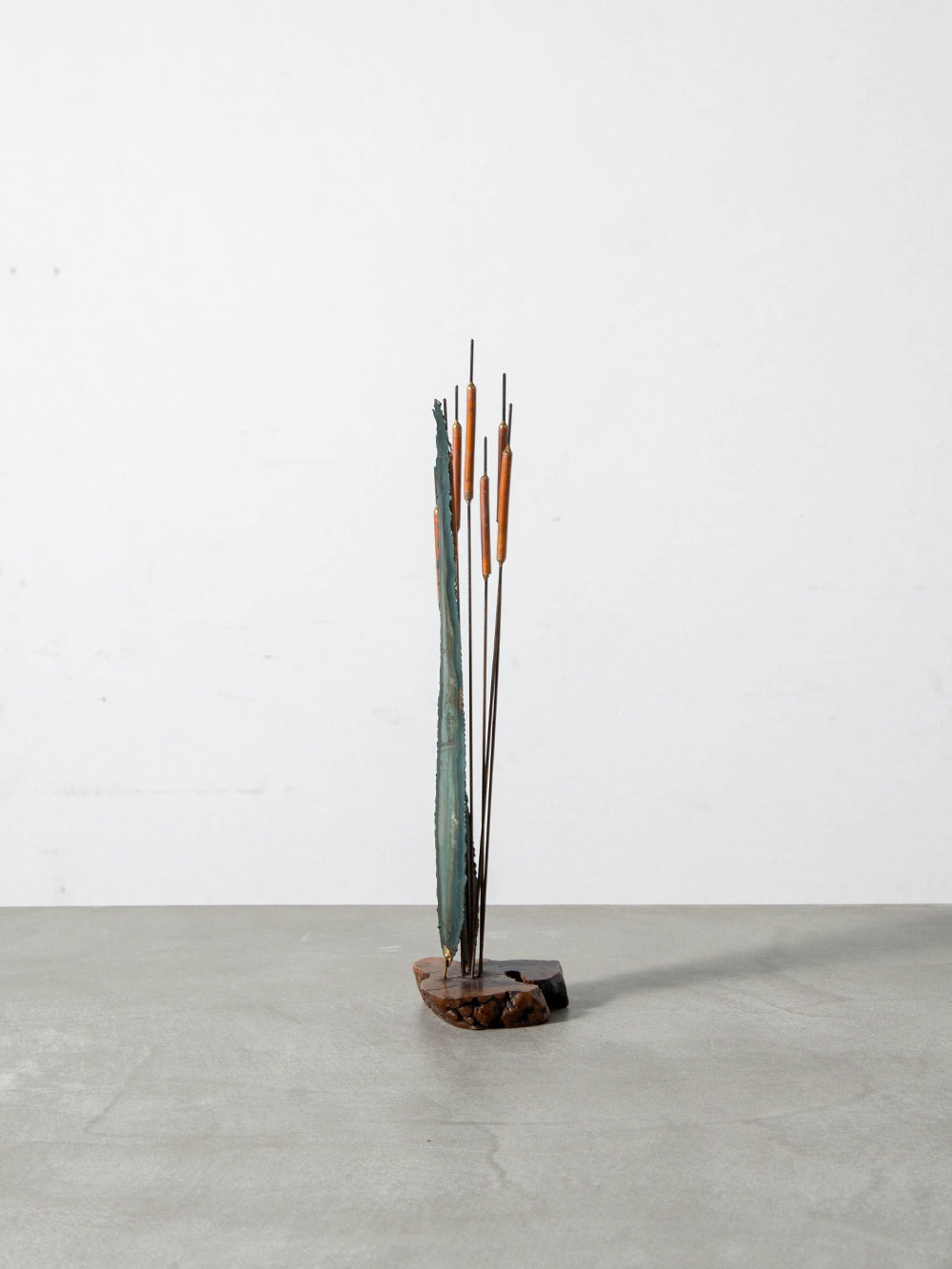 Object in Metal , Wood and Steel
America , 1970s
アメリカより、植物を想起させる有機的な造形と、木材とメタル、スチールの異素材が織りなす表情が美しいオブジェ。
