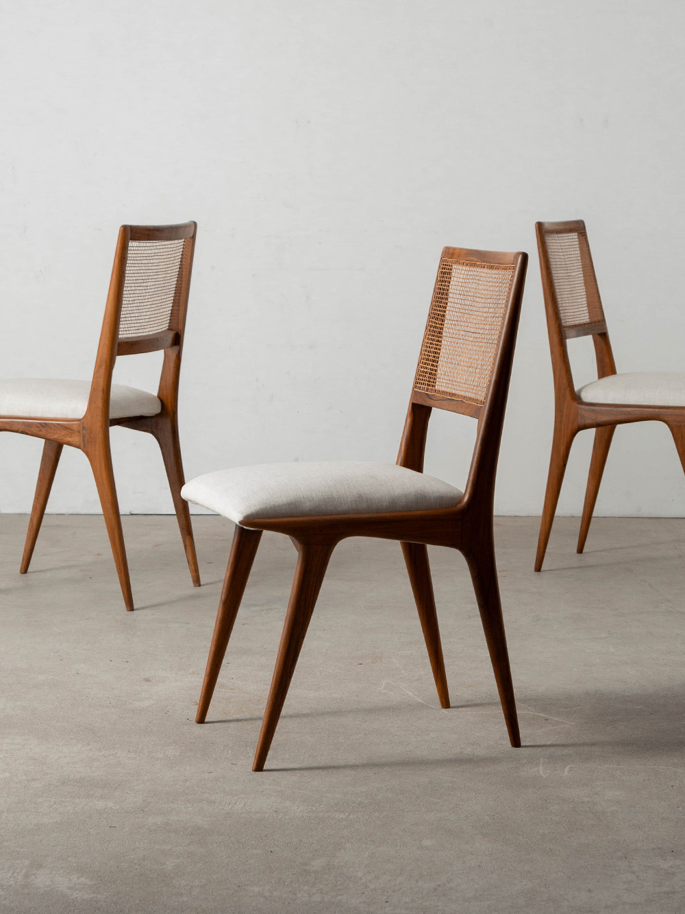 Dining Chair for Hall. Móveis e Decorações in Wood , Fabric and Rattan
Brazil , 1950s
ブラジルの家具メーカー Hall. Móveis e Decorações（ホウ・モーヴェイス・イ・デコラソンイス）社 より、経年により深みを増した木材とラタン、ファブリックそれぞれの豊かな素材感が調和した、軽やかな佇まいが美しいダイニングチェア。
座面から前脚、背もたれから後脚へと滑らかにつながる流麗なラインが、美しいシルエットを生み出しています。
