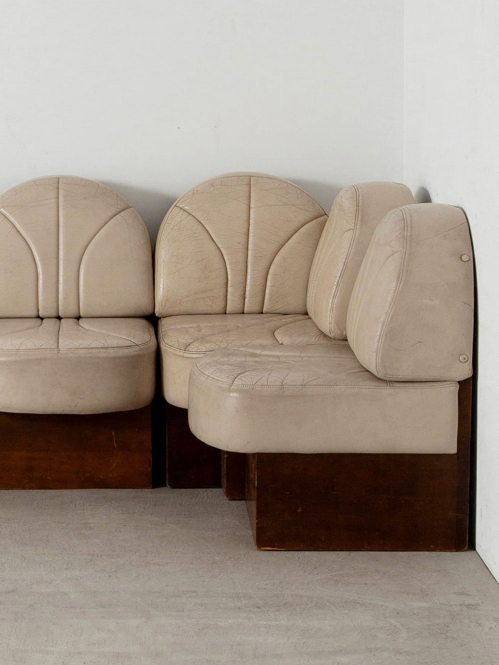 Sofa Set in Cow Leather and Wood
France , 1970s
フランスより、丸みを帯びた有機的なフォルムと、背から座面へ広がる放射状のステッチが印象的なモジュラーソファ。
