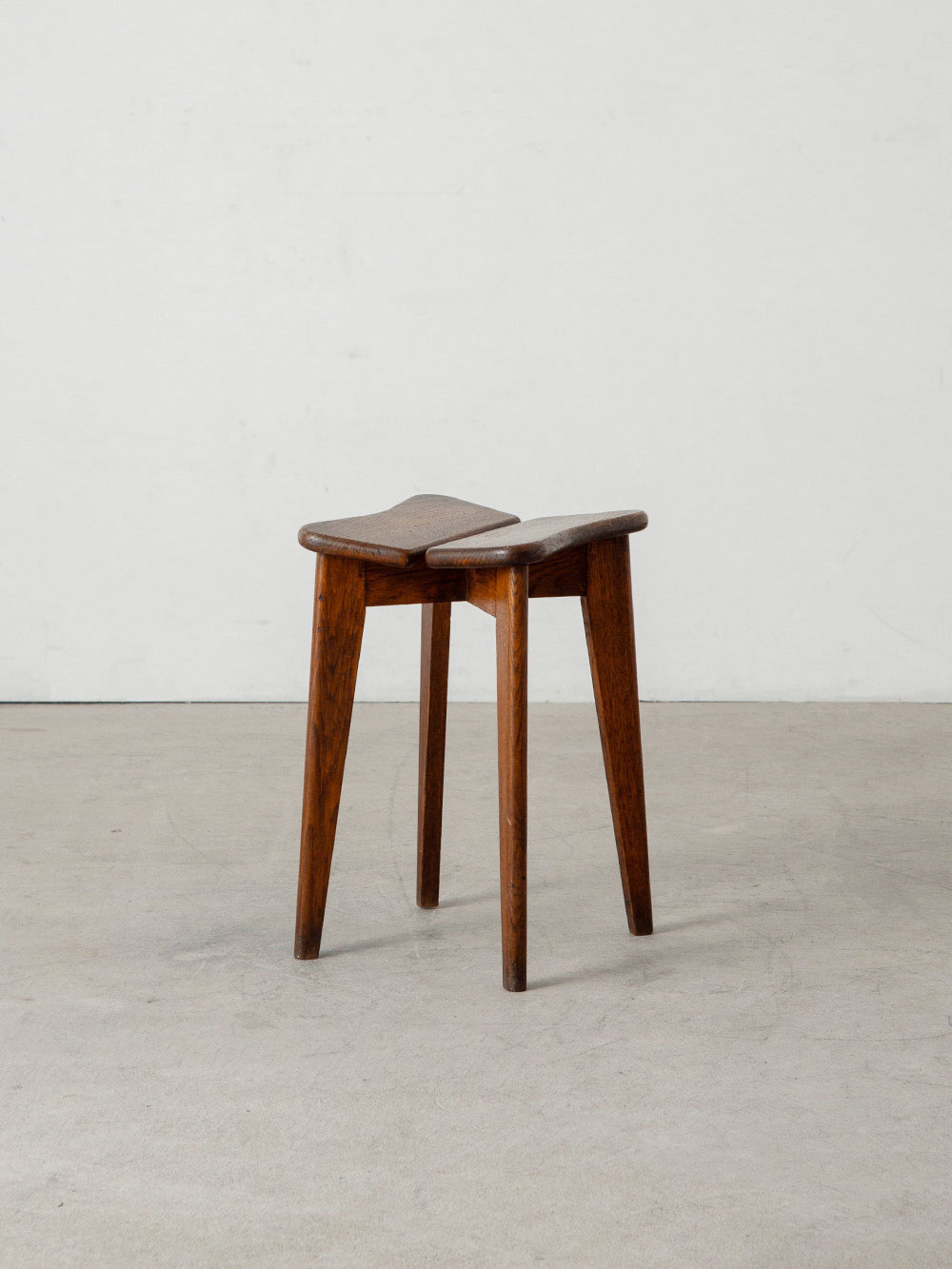 C-992 Trèfle Stool by Marcel Gascoin in Wood
France , 1950s
フランス人デザイナー Marcel Gascoin（マルセル・ガスコアン）によってデザインされた Trèfle スツール。
フランス語でクローバーを意味するTrèfleと名付けられたこのスツールは、エレガントでありながら安定感のある脚に座面が傾斜していることにより、堅牢で機能性にこだわるガスコアンらしい1点。
Marcel Gascoin（マルセル・ガスコアン）の中でも、C-Chairと並ぶ代表的なデザインです。
